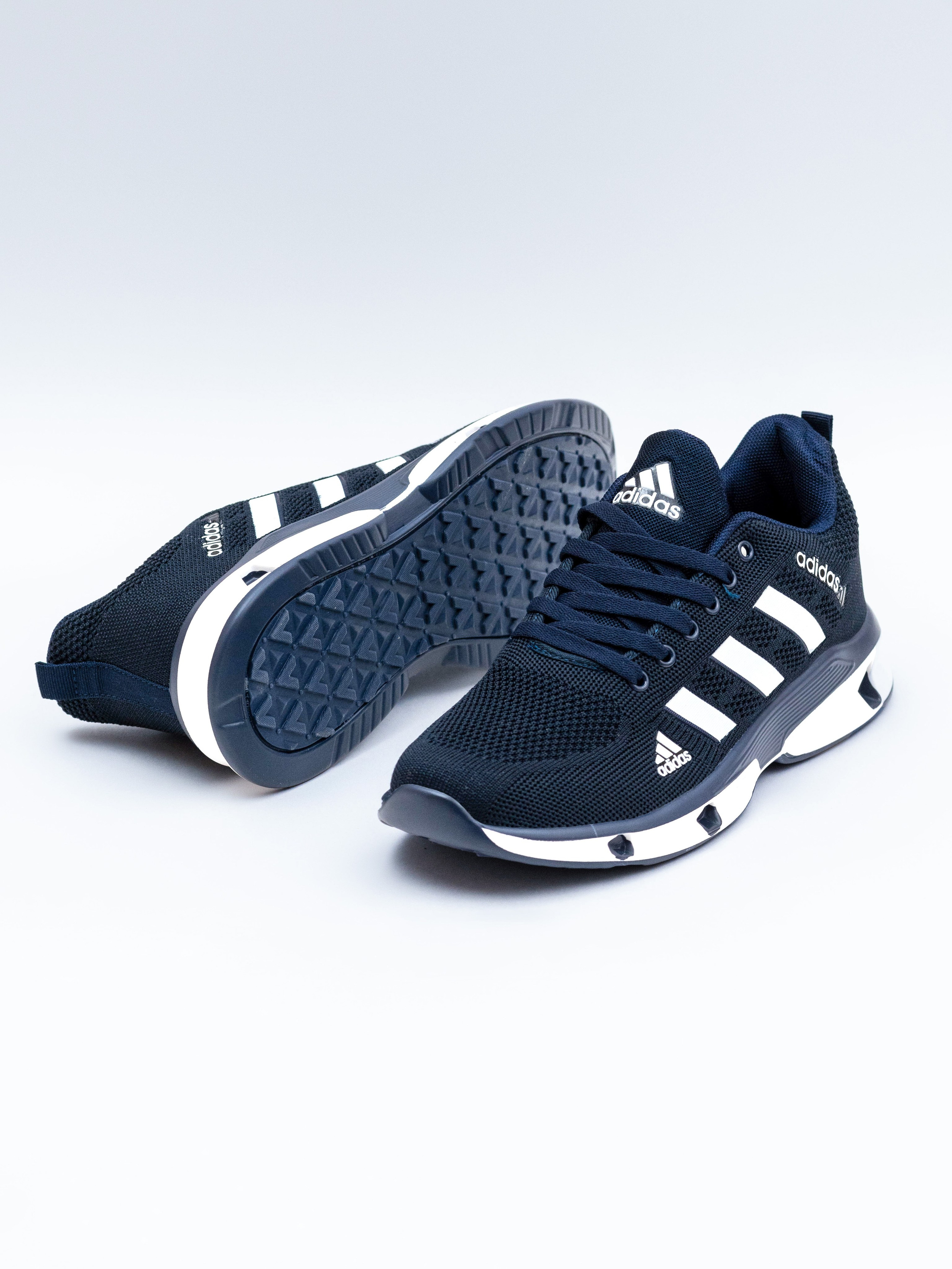 Фотосъемка на однотонном фон, товар спортивные кроссовки. Олейник Денис — предметный фотограф, фотограф для маркетплейсов в Казани