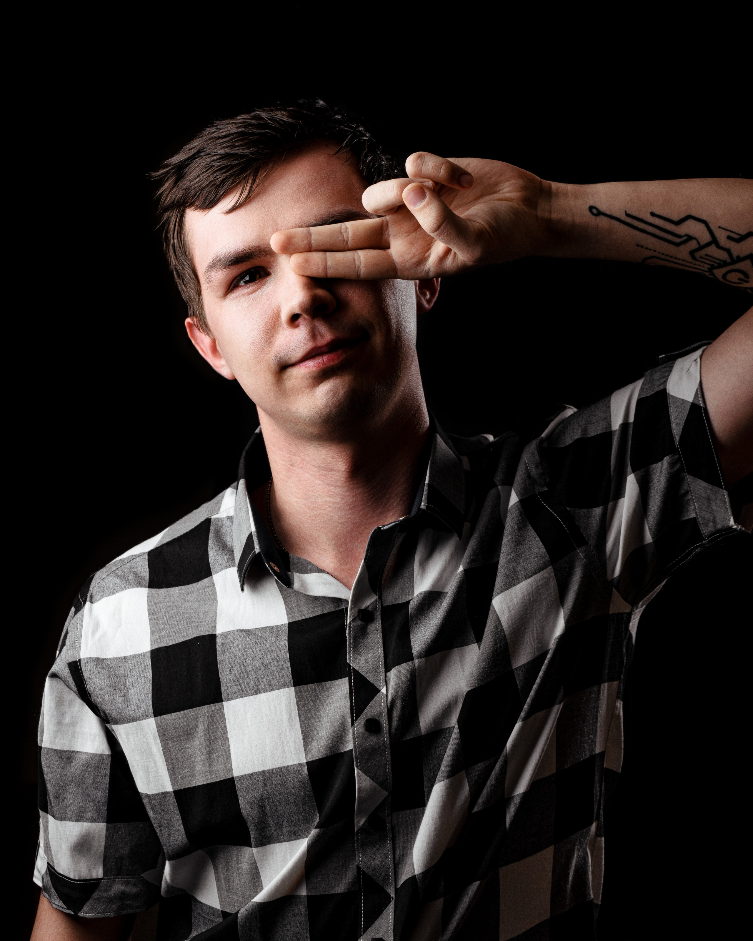 Мужской портрет на черном фоне