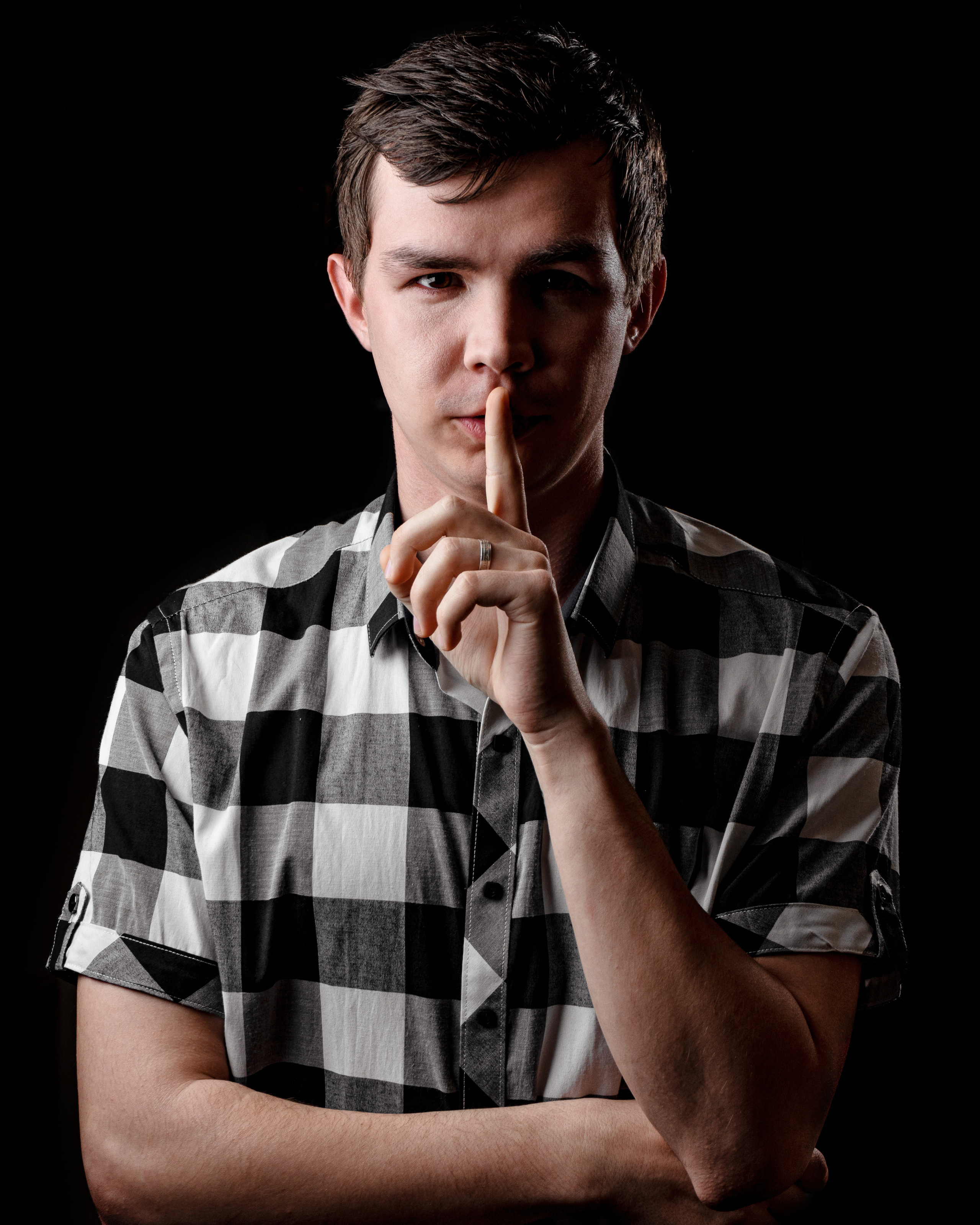 Портрет молодого человека на черном фоне. Синицын Егор