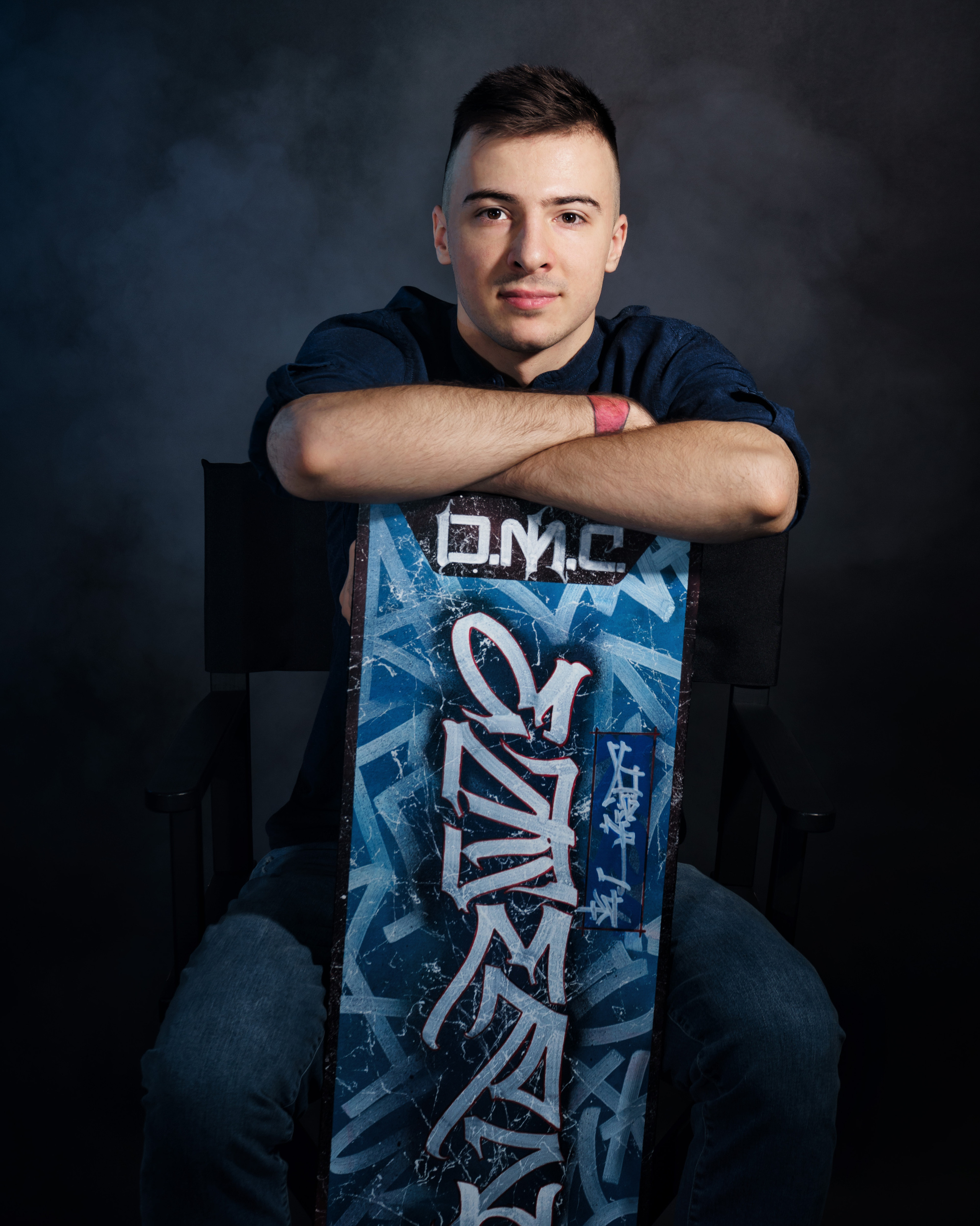 Студийный мужской портрет