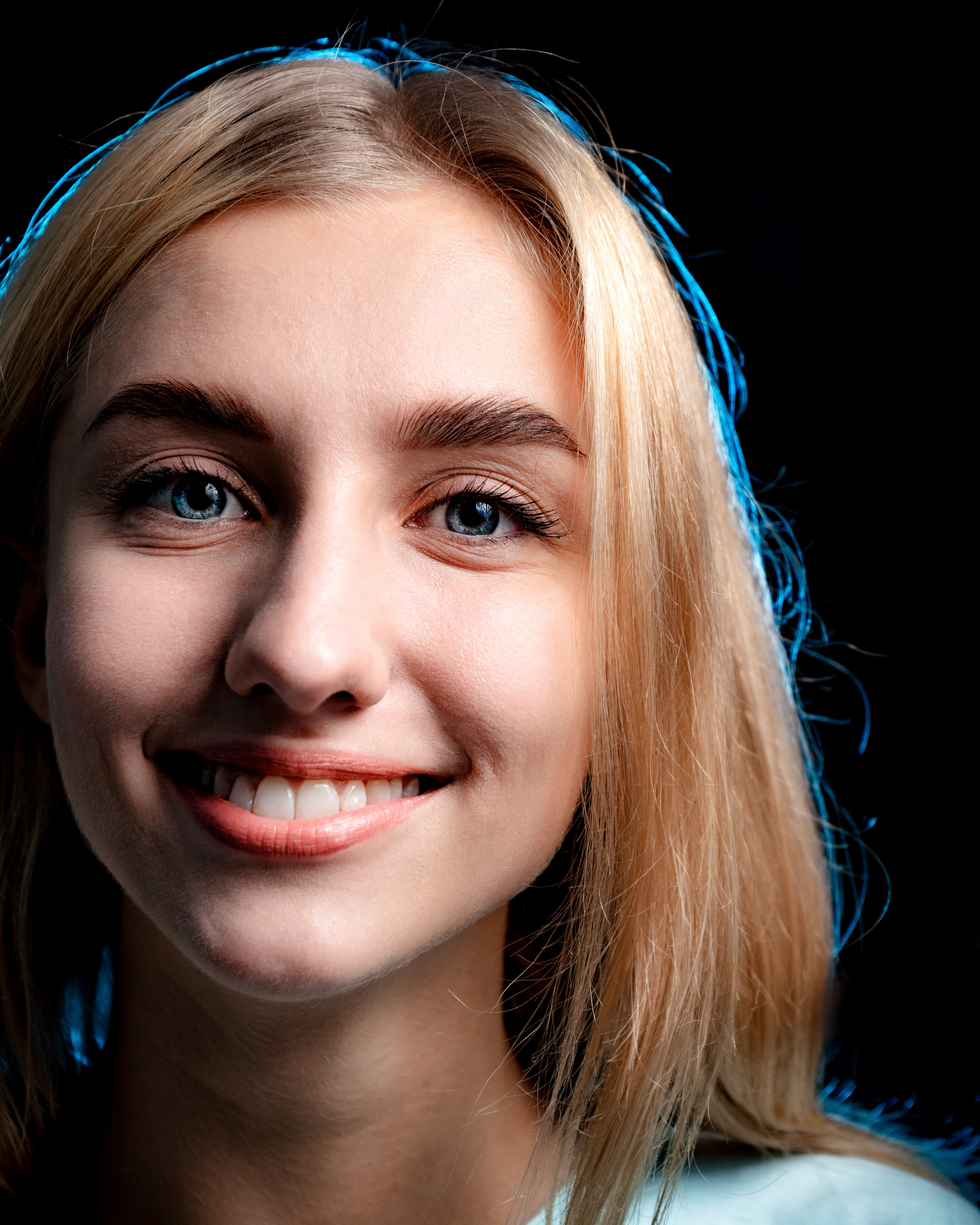 Крупный женский портрет на черном фоне Рязань.