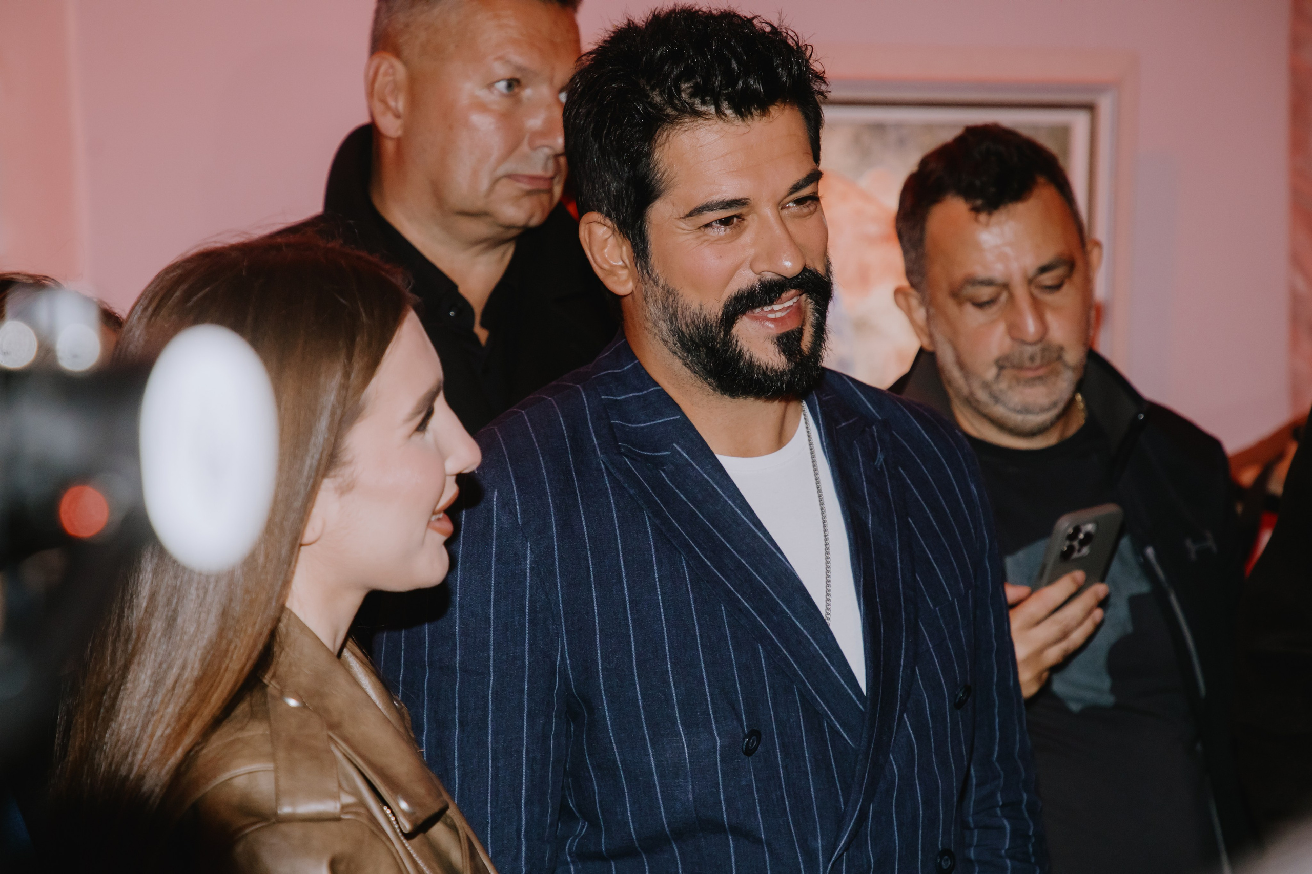 Бурак Озчивит посетил выставку Никаса Сафронова. Фотограф в Москве и Санкт-Петербурге Дарина