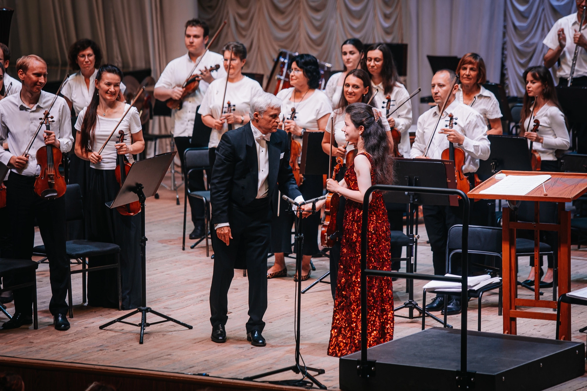 На сцене. Скрипачка Анна Савкина