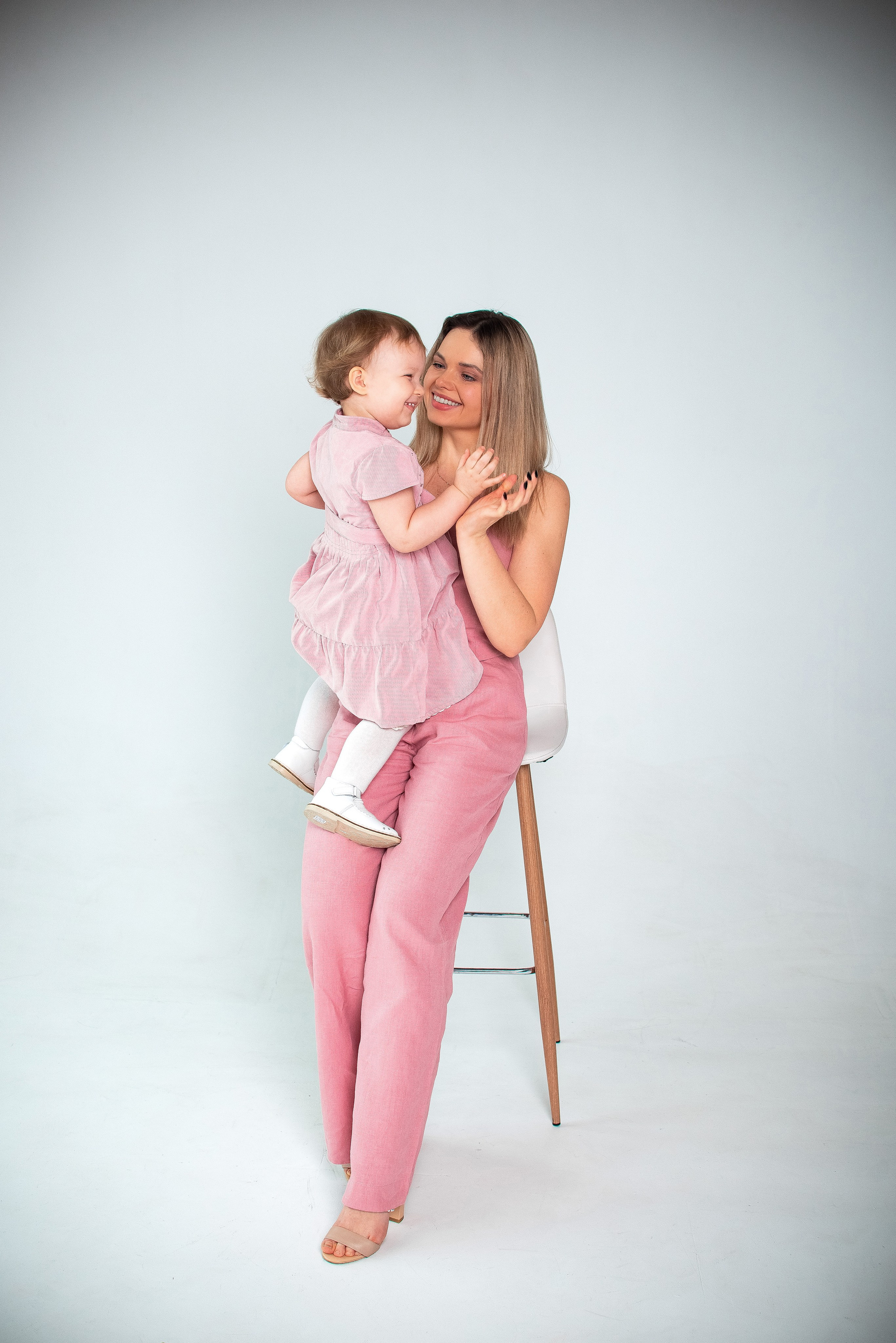 Мама+дочка в студии. Семейный фотограф на выписку из роддома и крещение Минск Настя Гришук