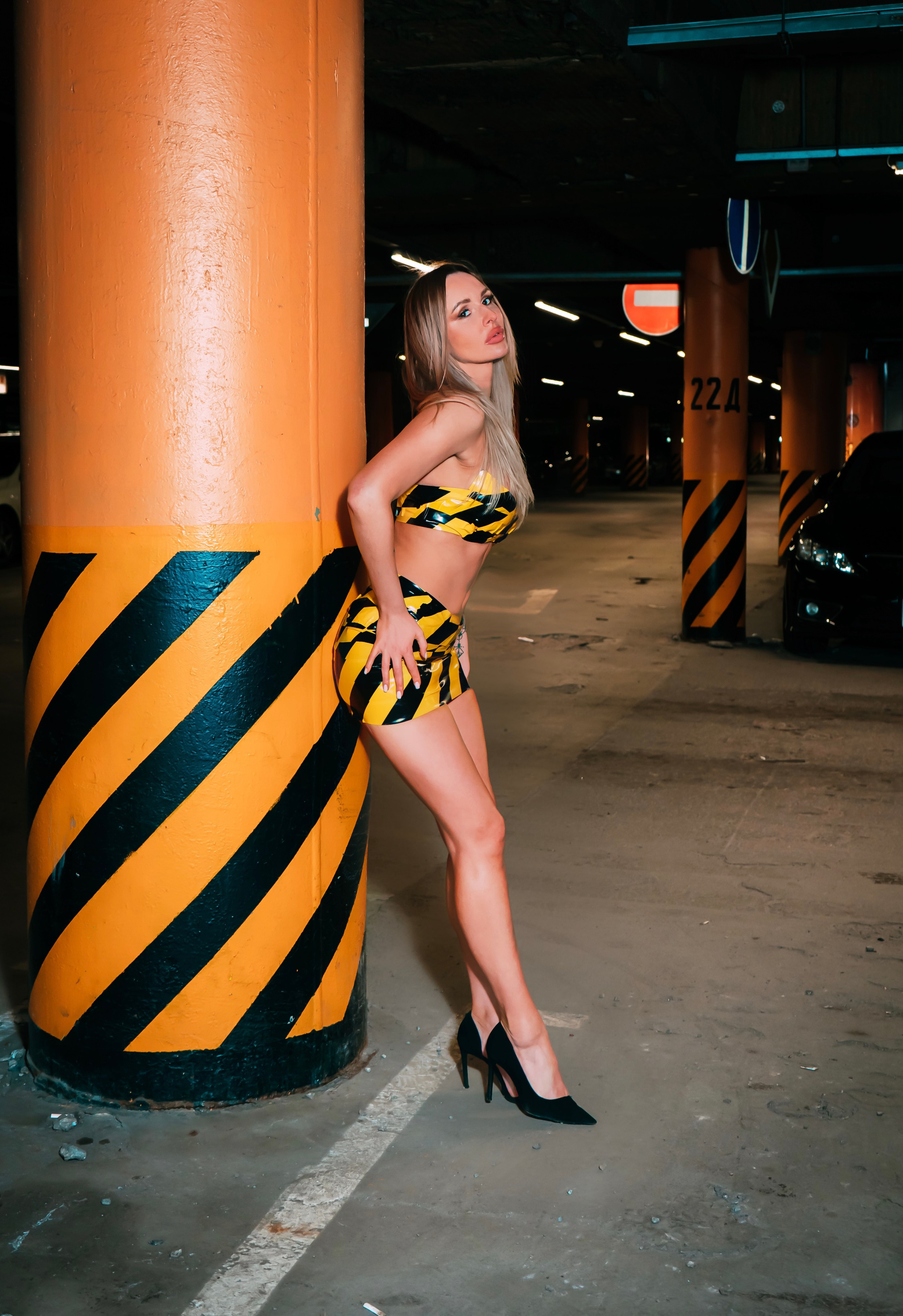 Съемка на парковке — модель Дина. Фотограф Москва и Видеограф Москва