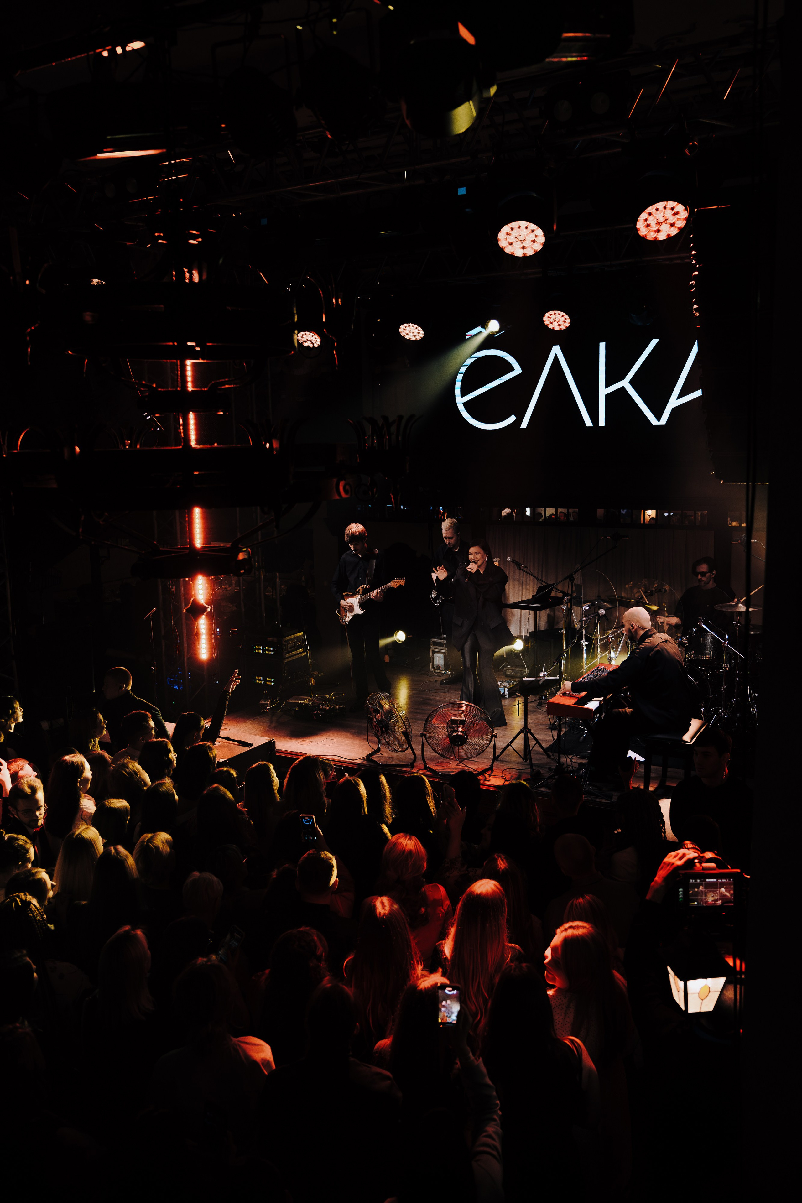 20 ЛЕТ МЕГАПОЛИС ЧЕЛЯБИНСК ХЕДЛАЙНЕР ЕЛКА. Репортажный фотограф Зуев Роман г. Челябинск