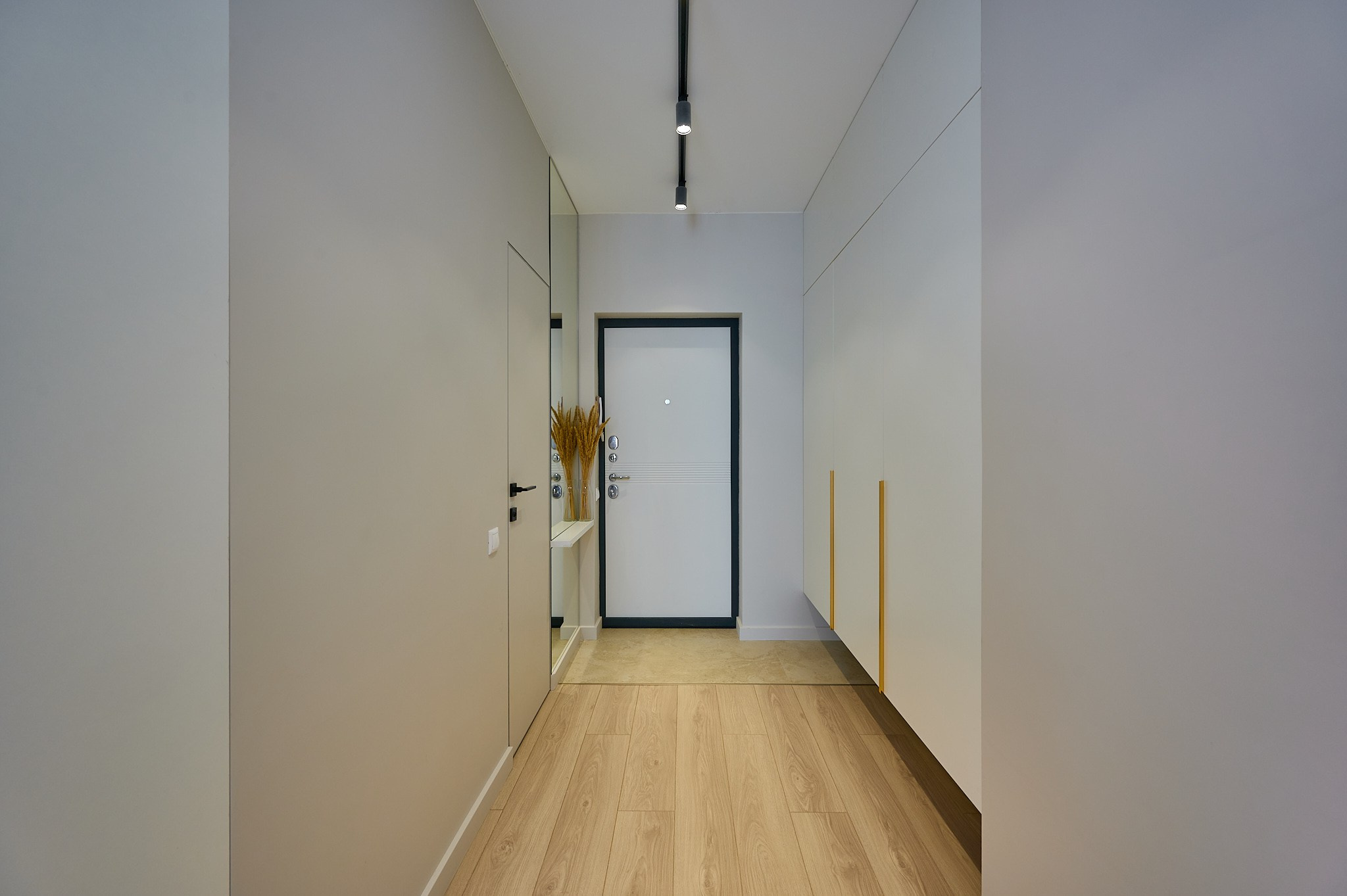 коридор светлые стены белая дверь большое зеркало 