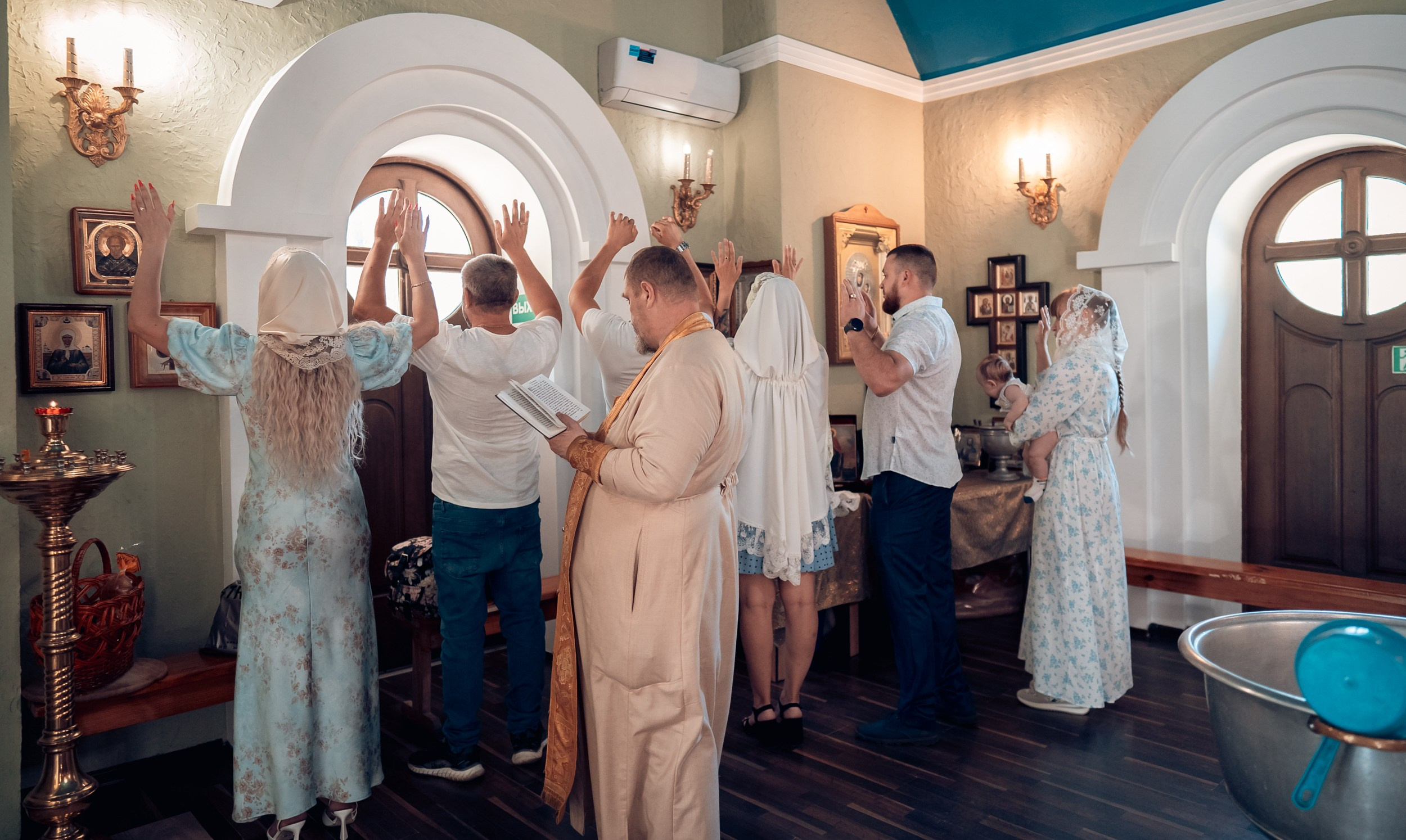 Крещение в храме святого Феодора Ушакова Севастополь. Фотограф церковных Таинств Луганск