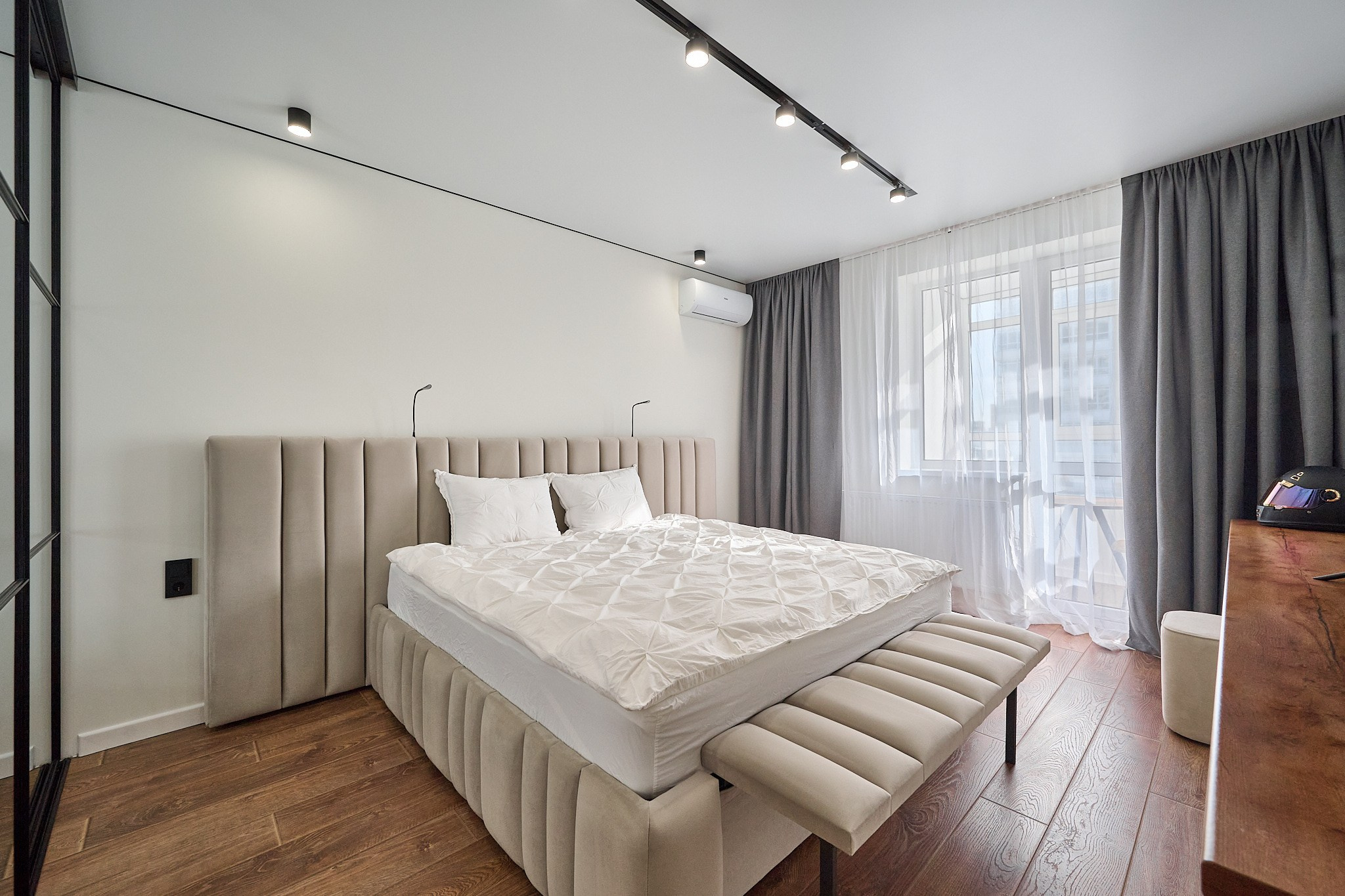 комната с серыми шторами белая кровать белые стены 