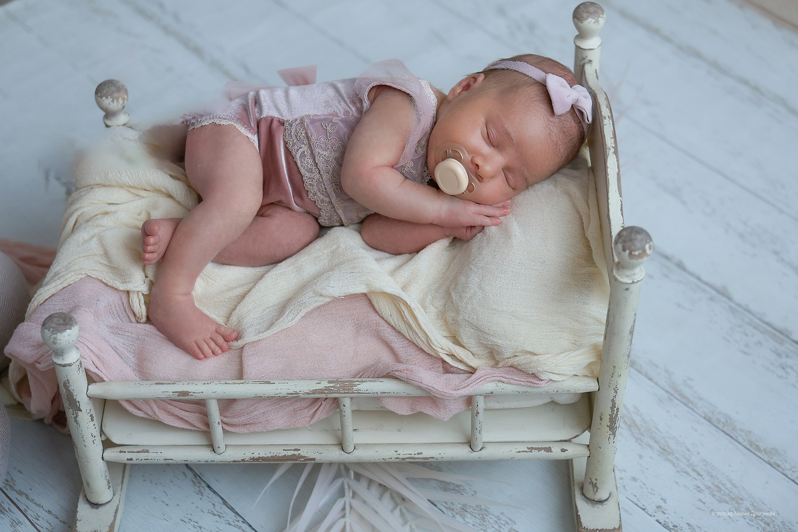 Съемка в стиле ньюборн с мамой. Фотосъемка выписки из роддома в Москве, заказать фотографа на выписку ньюборн съемка в роддоме newborn фотограф в Юдино