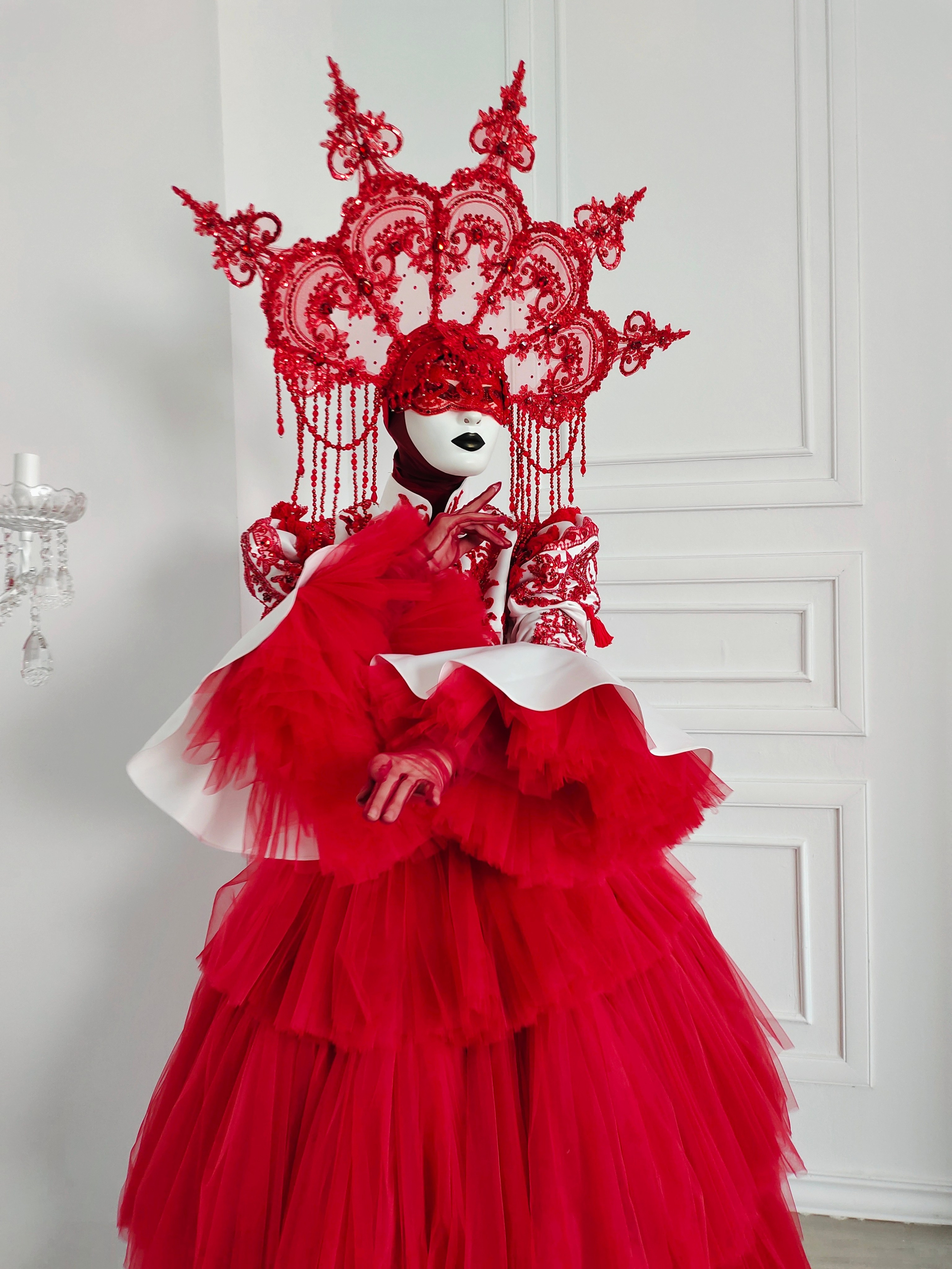 Ходулист в красном платье и кокошнике. Мимы и Ходулисты на встречу гостей. Москва