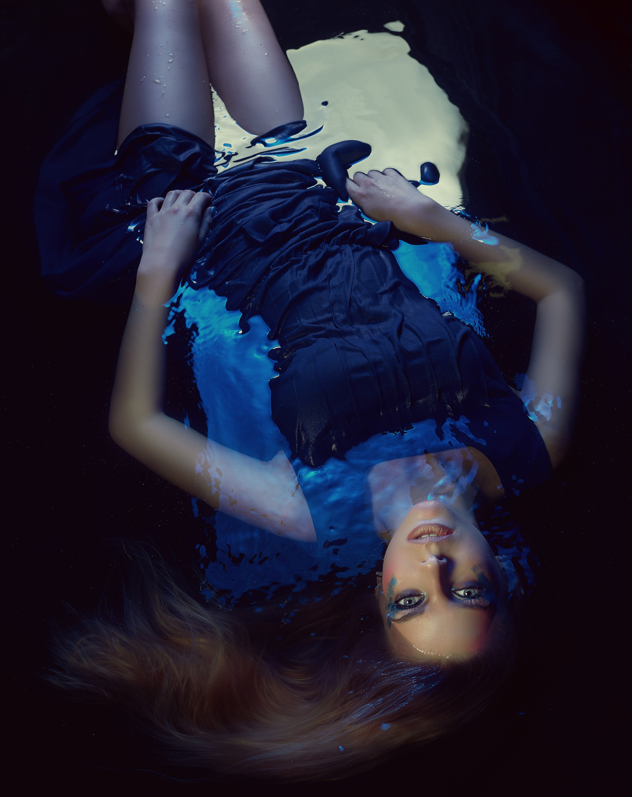 Аквафотосессия на черном фоне