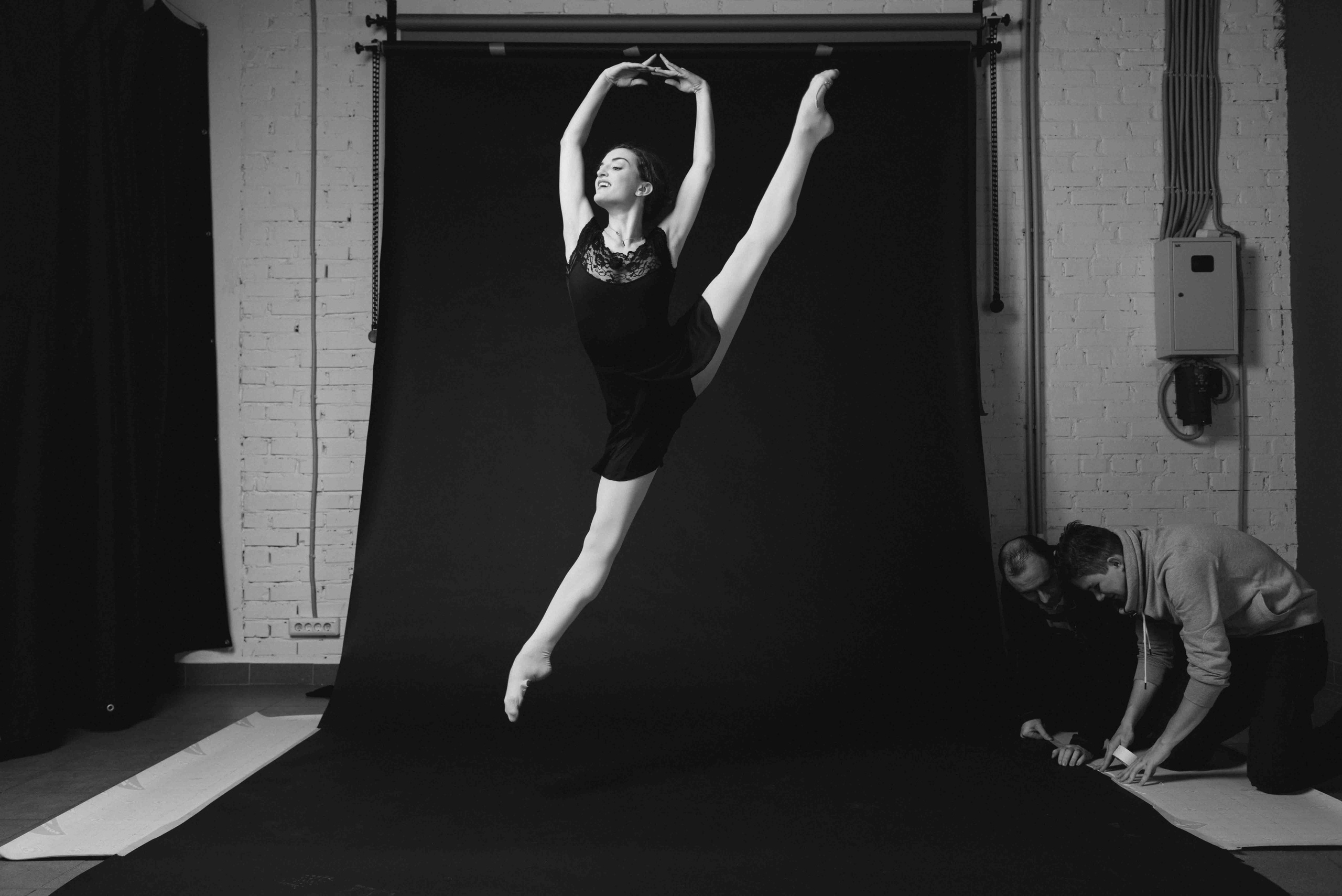 Стильный черно-белый портрет балерины Joy Womack в студии