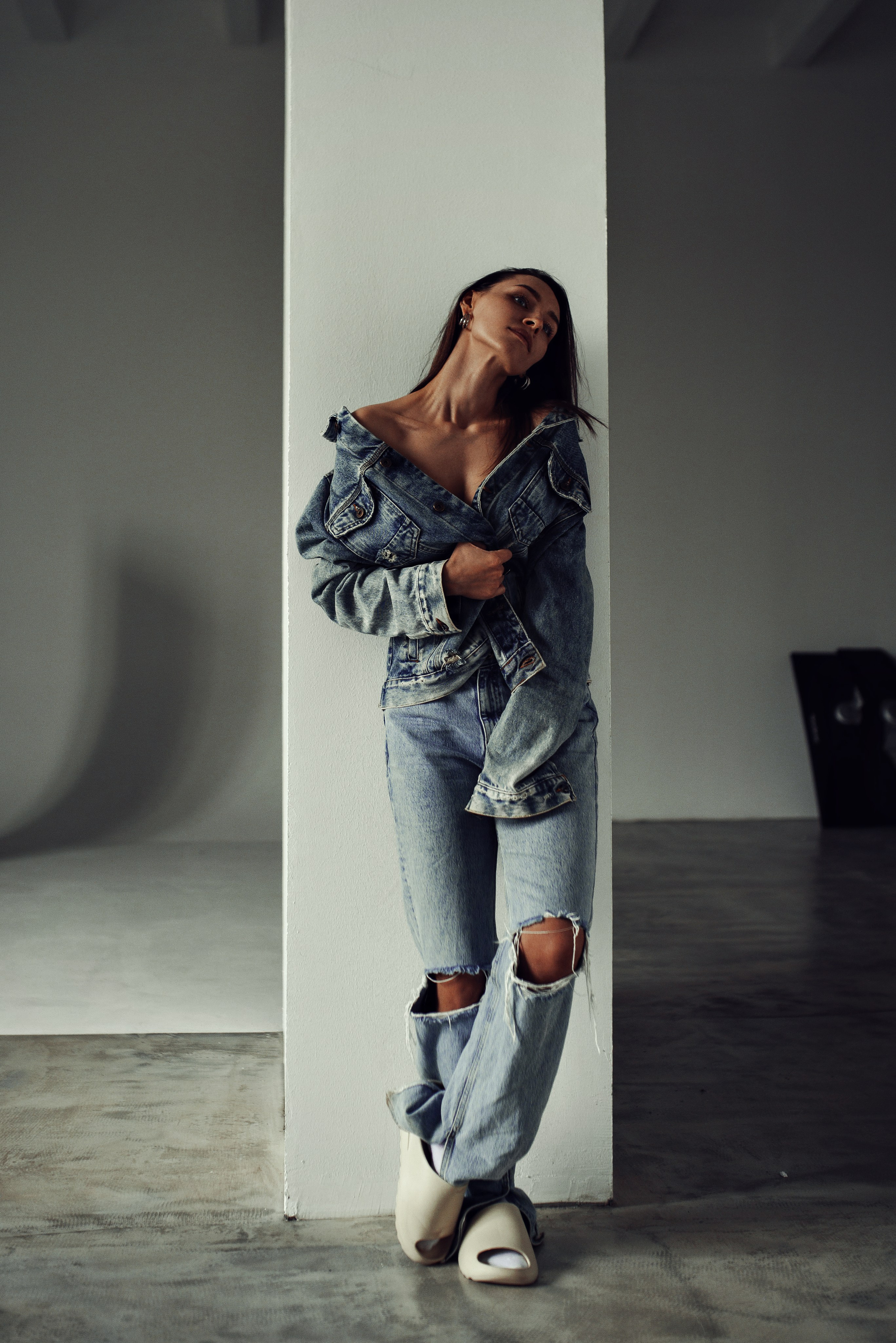 Фотограф Сергей Томашев: портрет девушки в белье на белой циклораме с естественным рассеянным светом