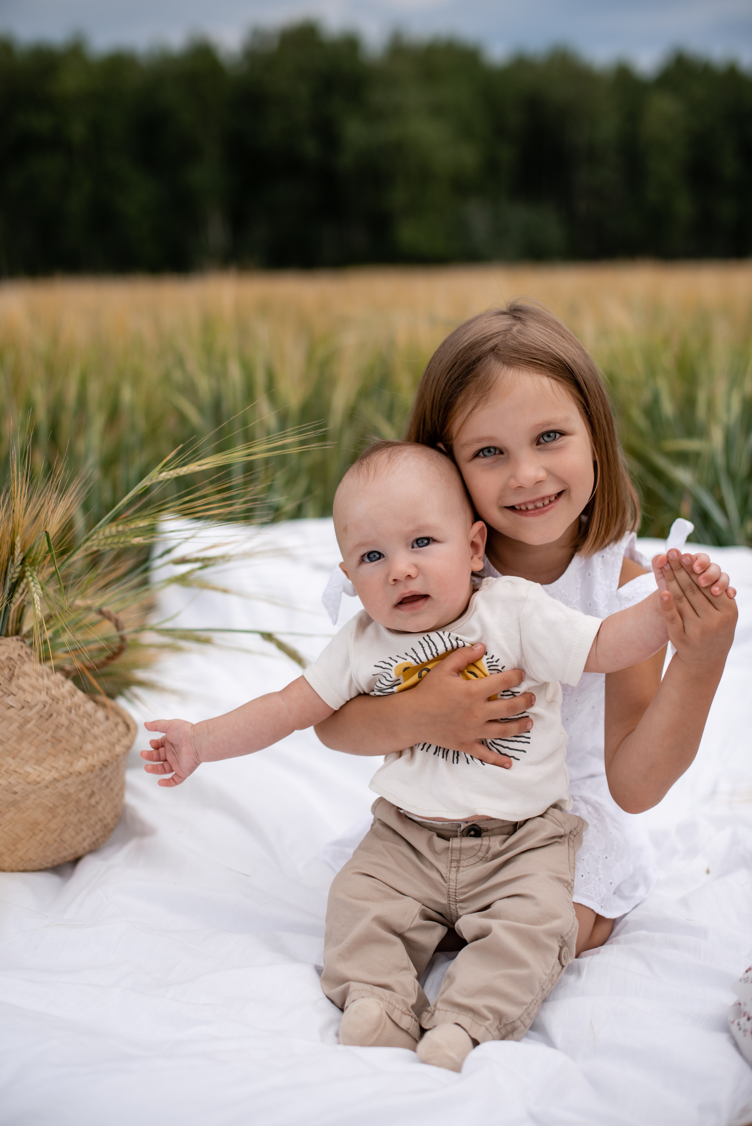 Семейная фотосессия в полях). Свадебный фотограф Тюмень Анастасия Битная