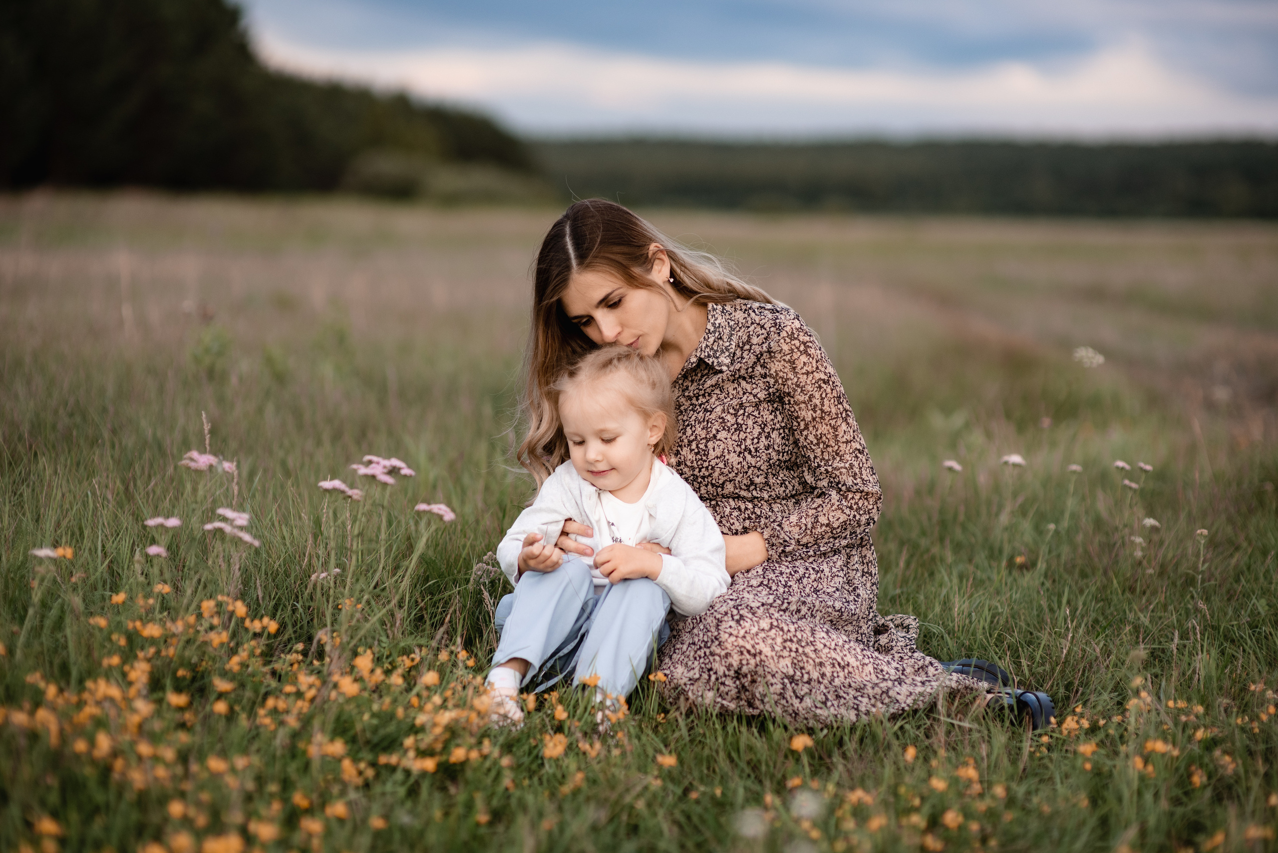 В ожидании, съемка в поле. Свадебный фотограф Тюмень Анастасия Битная