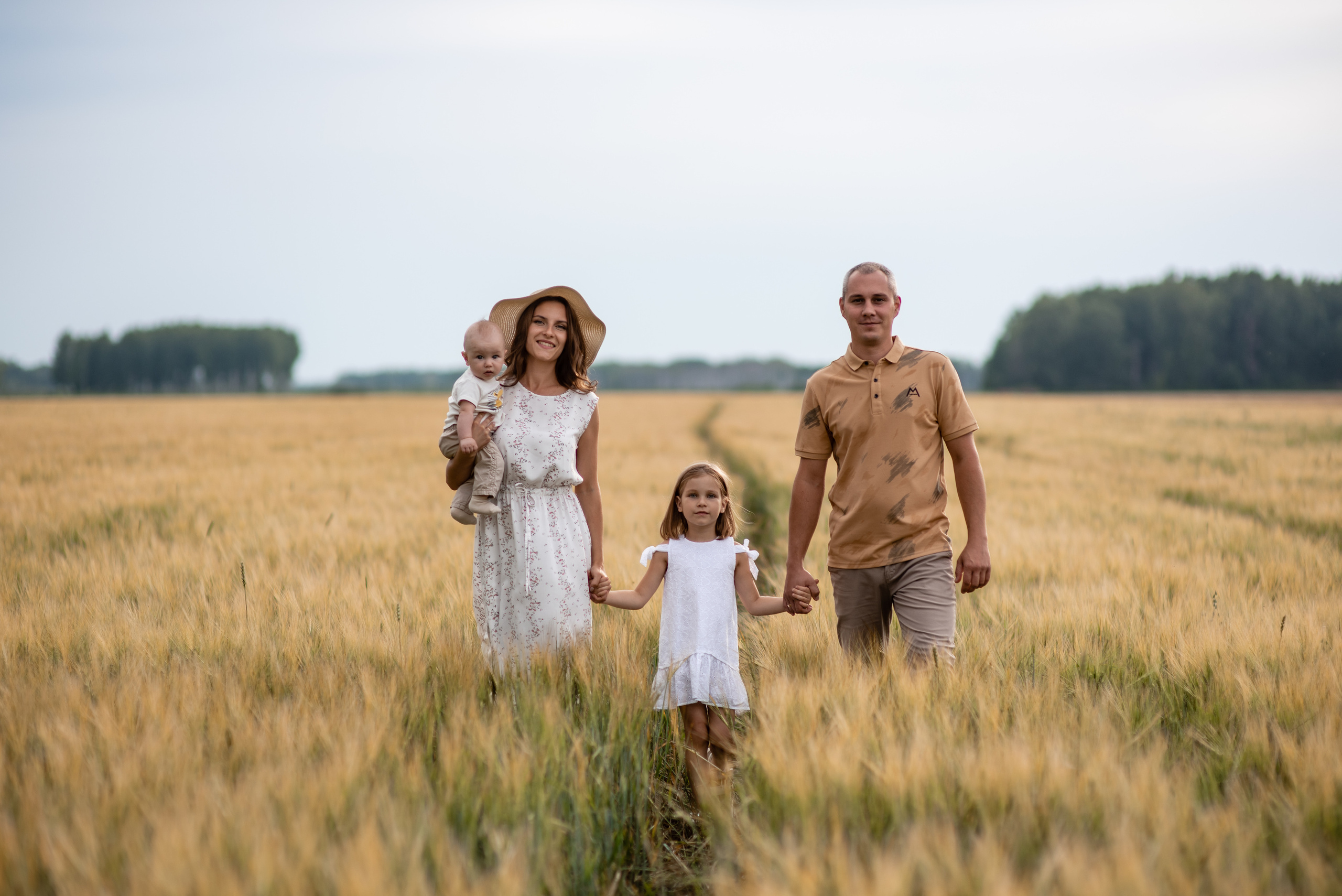 Семейная фотосессия в полях). Свадебный фотограф Тюмень Анастасия Битная