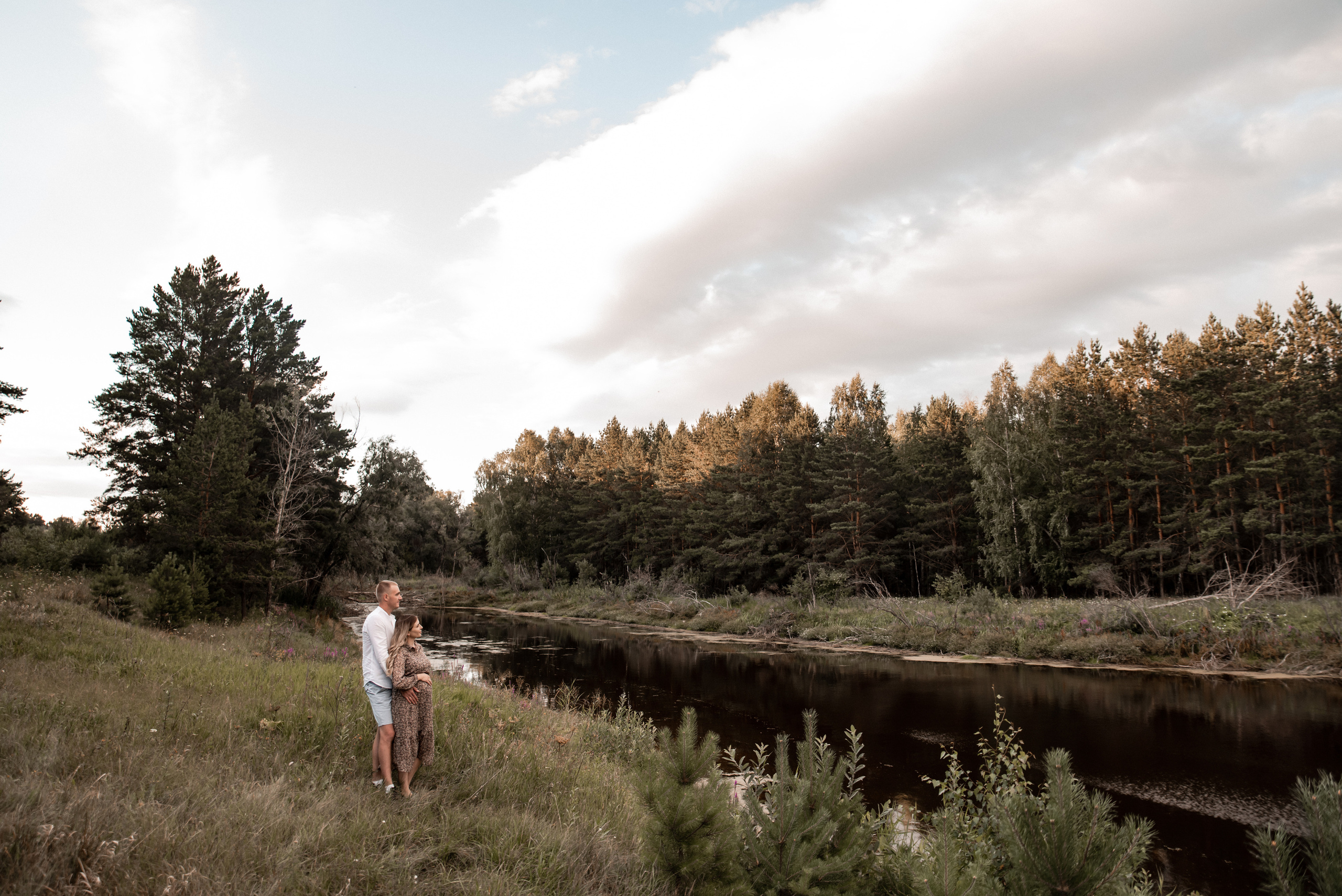 В ожидании, съемка в поле. Свадебный фотограф Тюмень Анастасия Битная