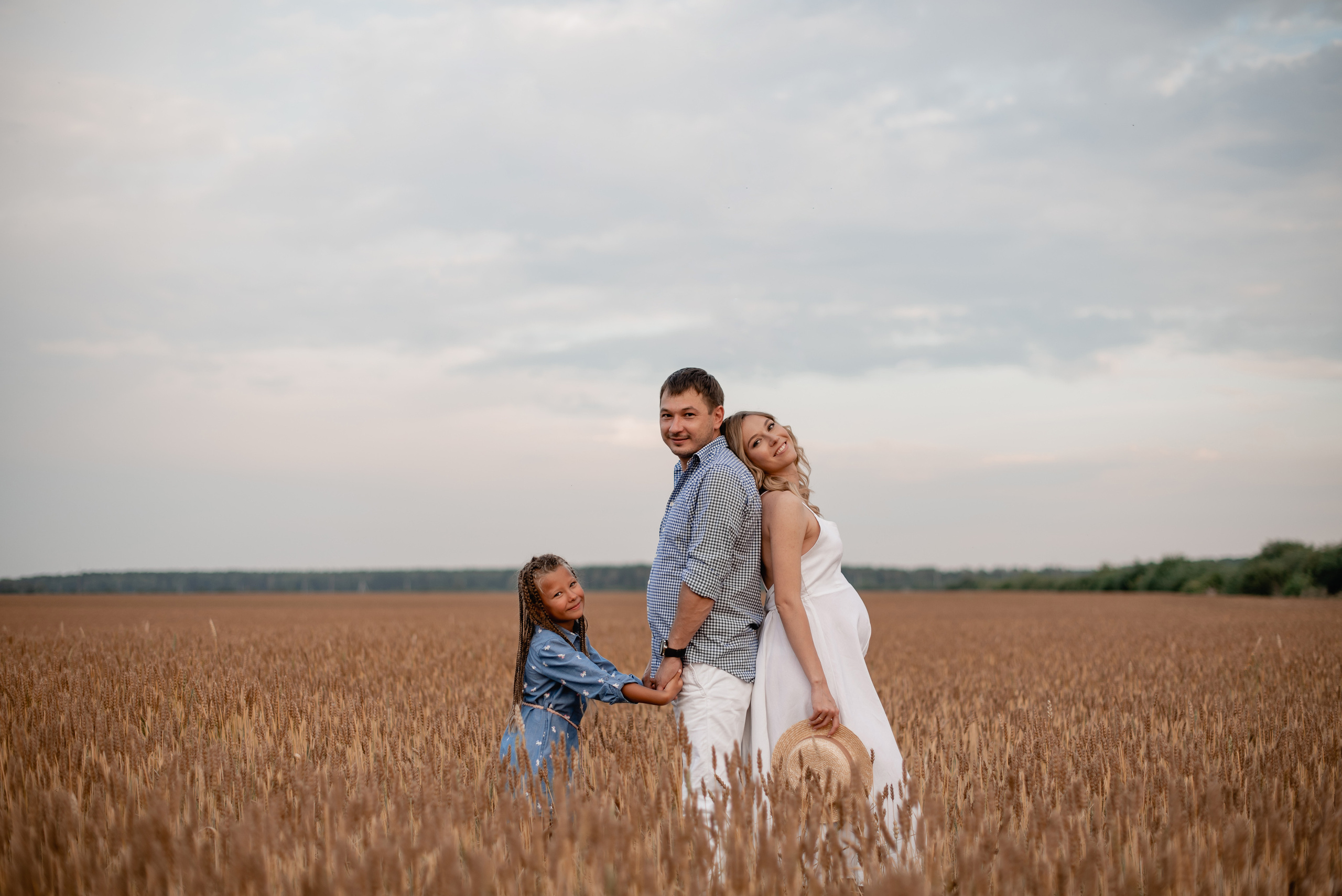 Анастасия со своей семьей в ожидании чуда. Свадебный фотограф Тюмень Анастасия Битная