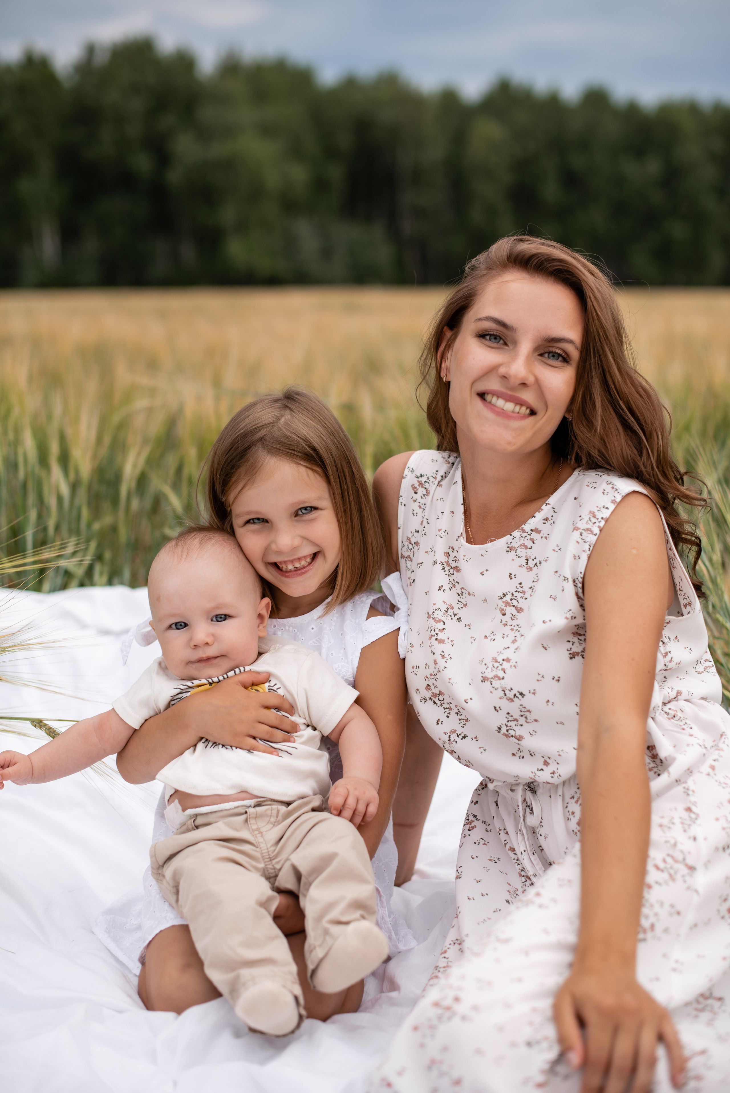 Семейная фотосессия в полях). Свадебный фотограф Тюмень Анастасия Битная