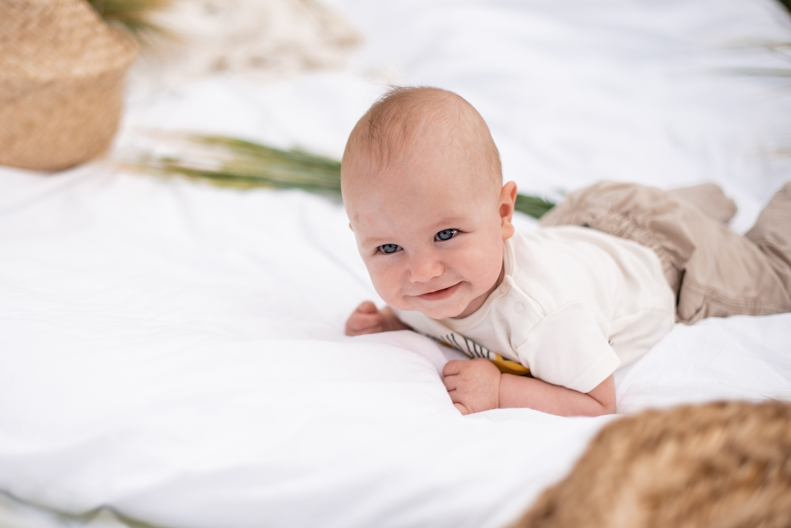 Семейная фотосессия в полях). Свадебный фотограф Тюмень Анастасия Битная