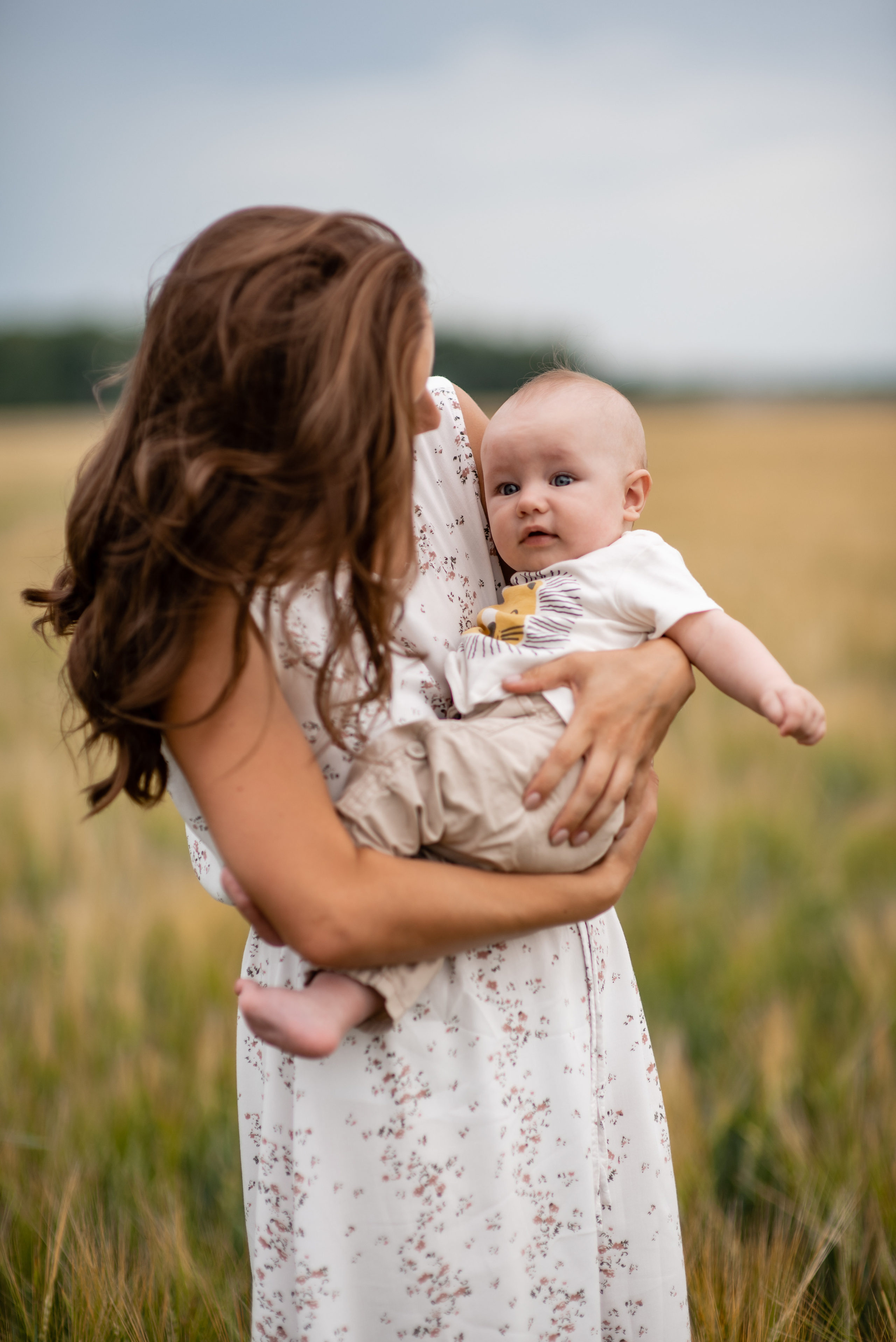 Семейная фотосессия в полях). Свадебный фотограф Тюмень Анастасия Битная