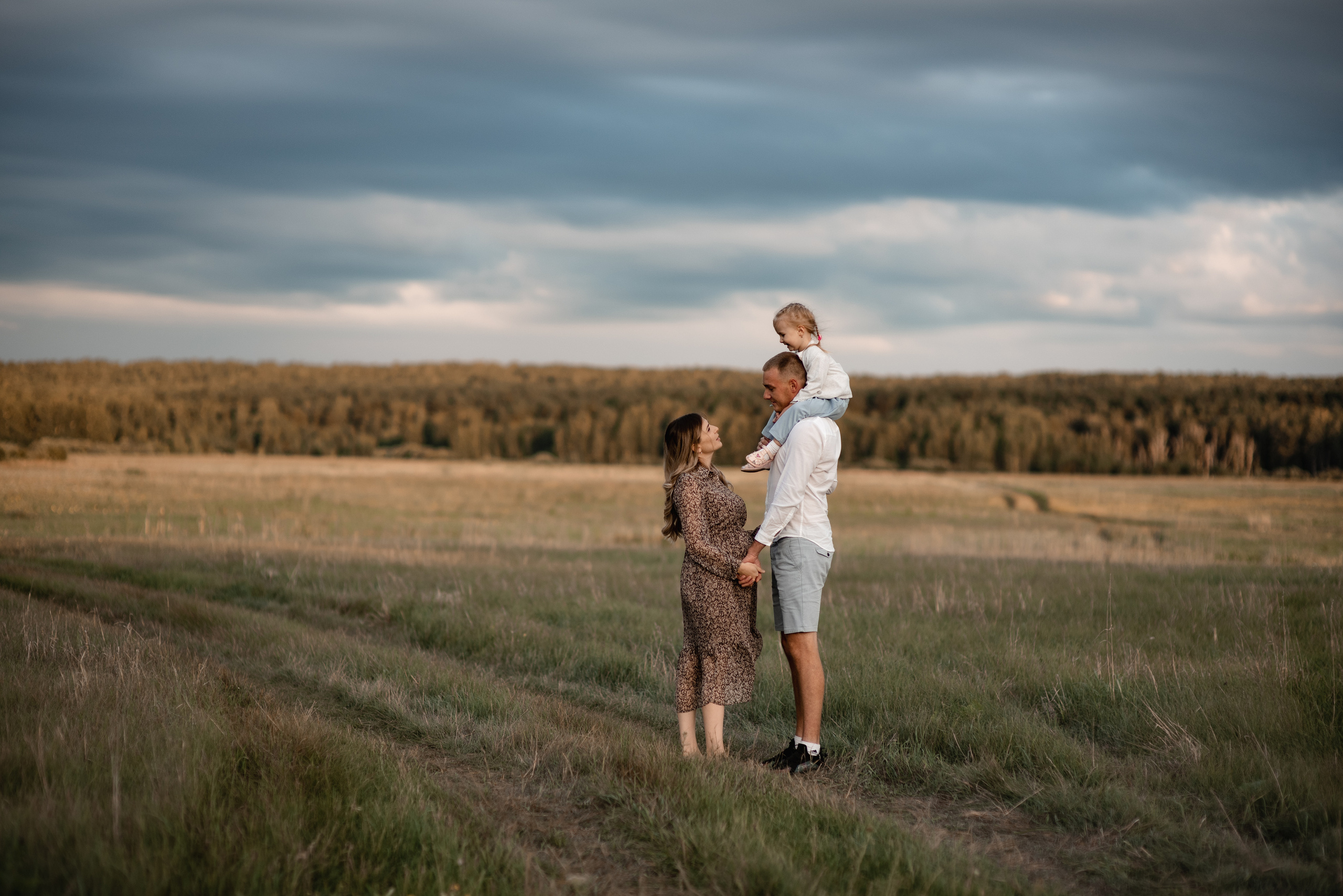 В ожидании, съемка в поле. Свадебный фотограф Тюмень Анастасия Битная