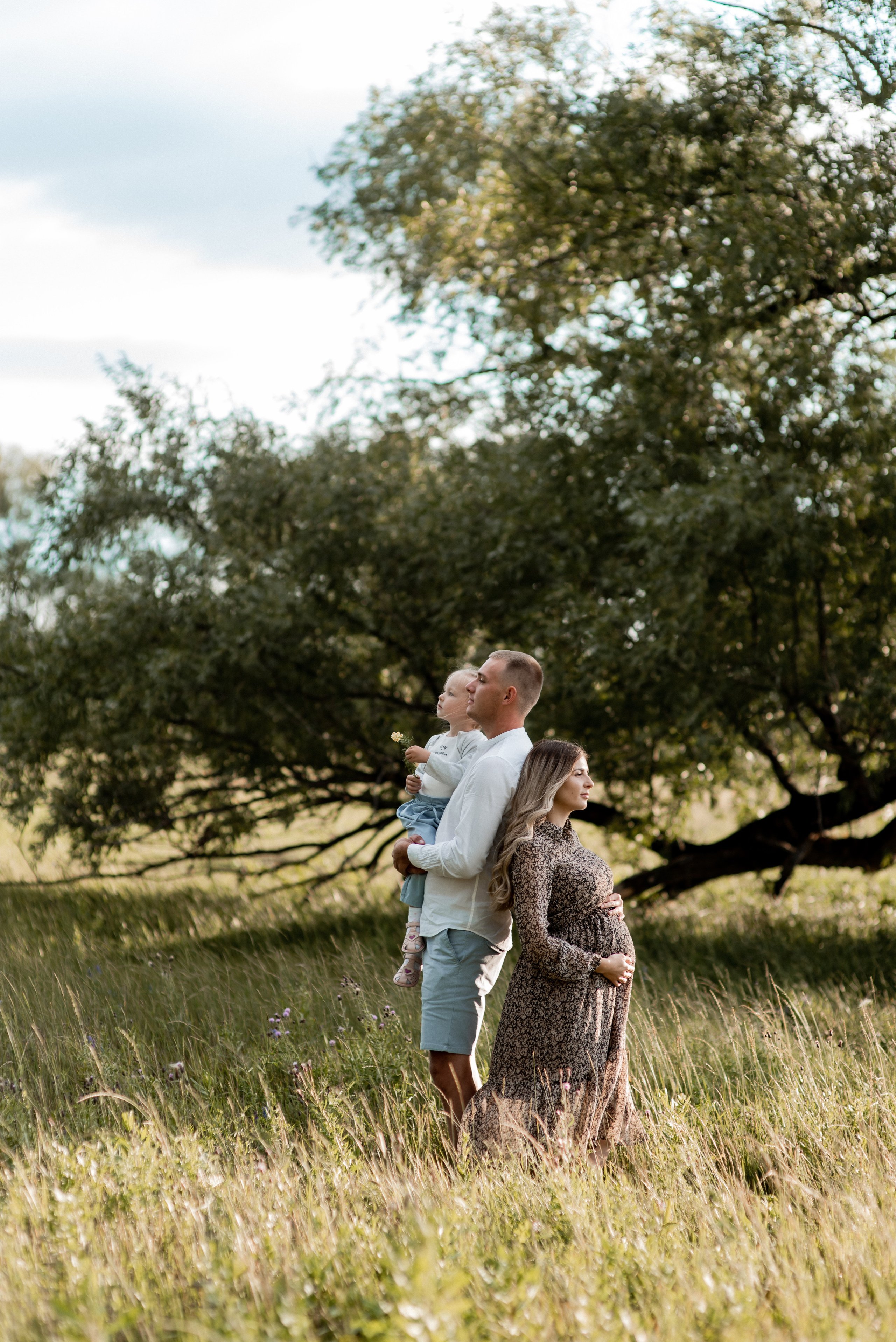 В ожидании, съемка в поле. Свадебный фотограф Тюмень Анастасия Битная