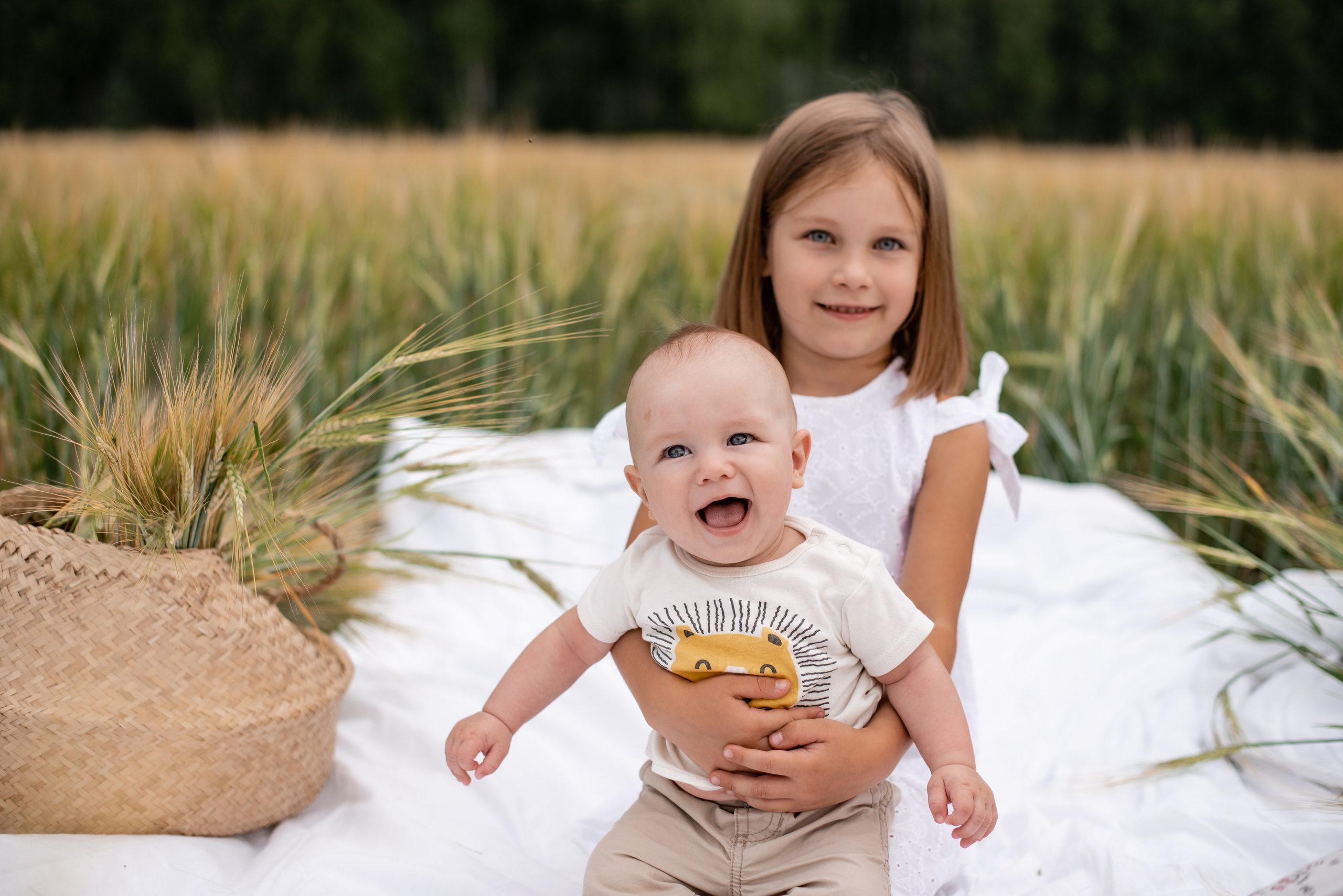 Семейная фотосессия в полях). Свадебный фотограф Тюмень Анастасия Битная
