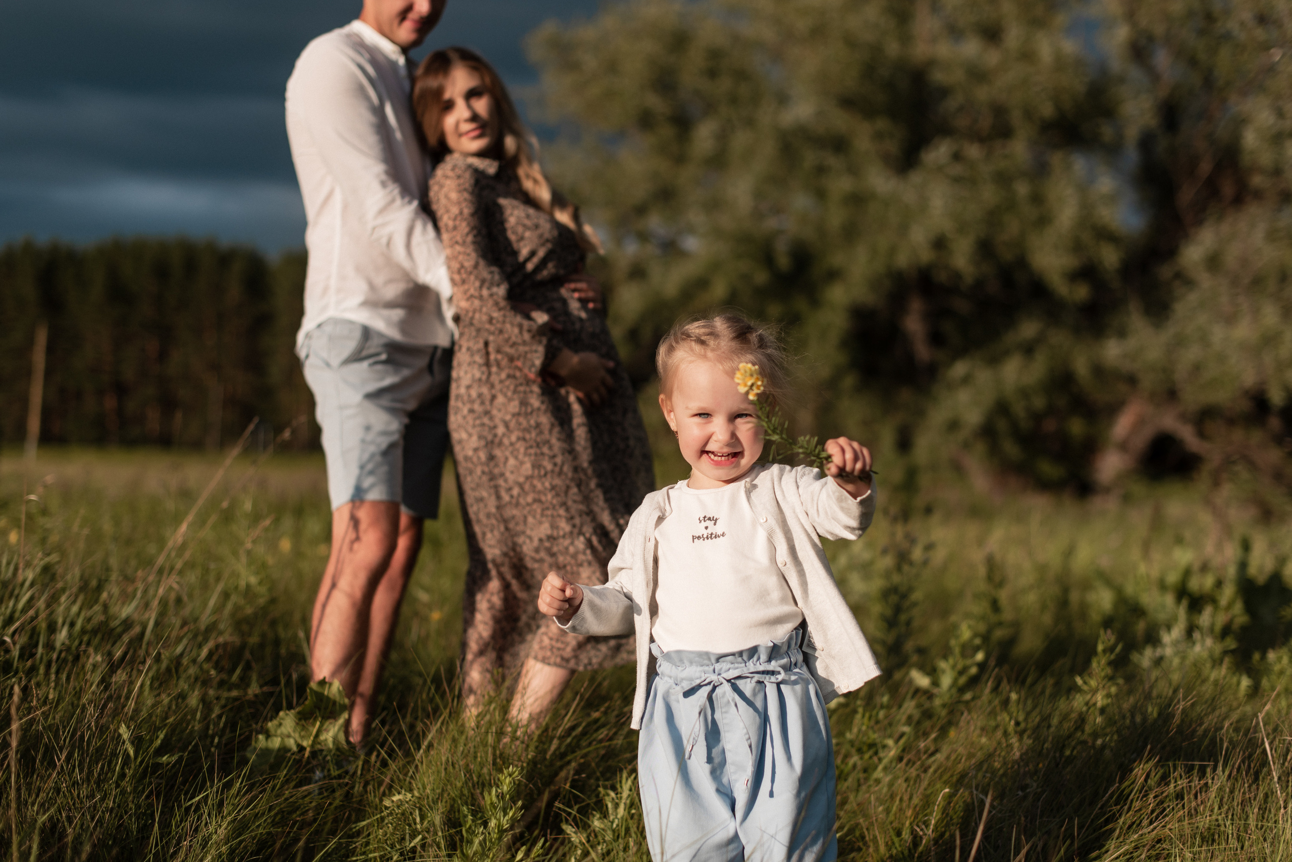 В ожидании, съемка в поле. Свадебный фотограф Тюмень Анастасия Битная