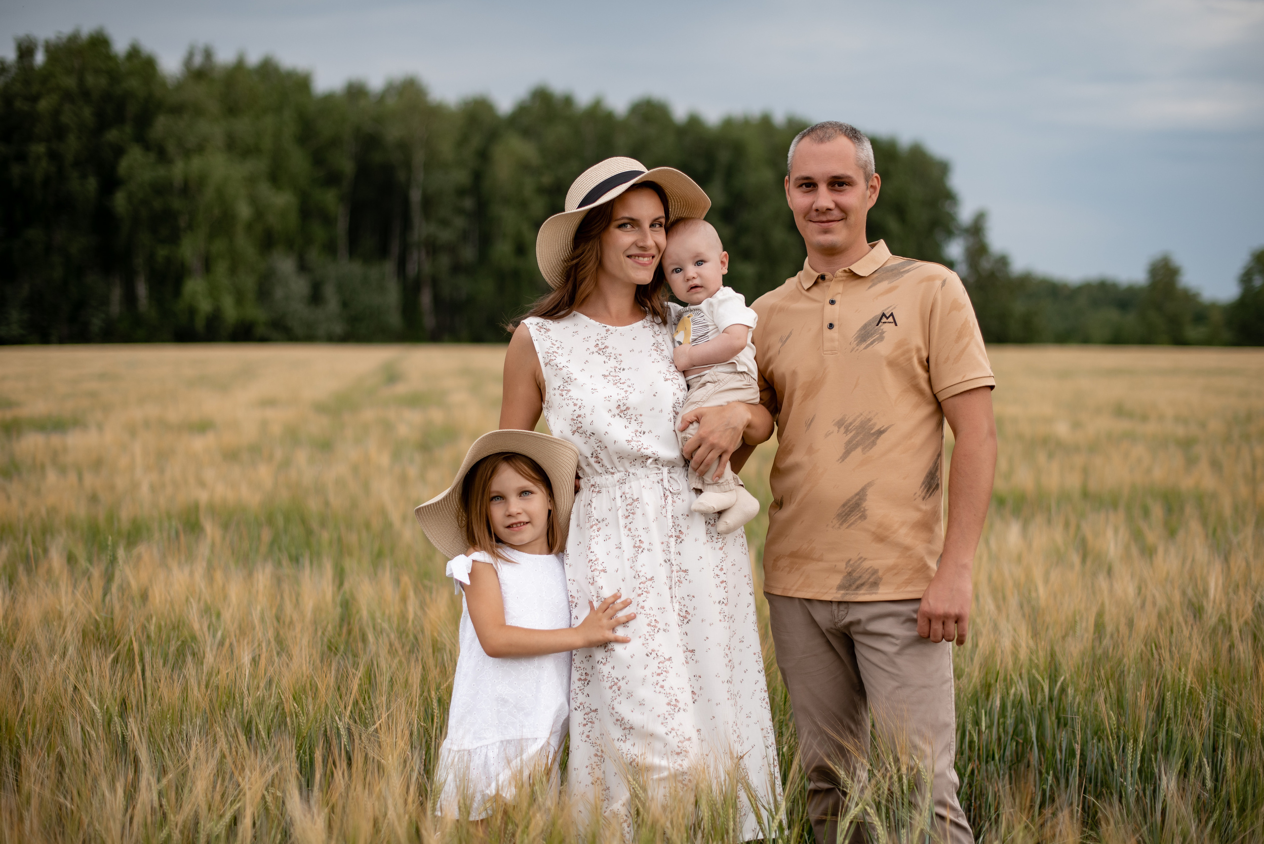 Семейная фотосессия в полях). Свадебный фотограф Тюмень Анастасия Битная