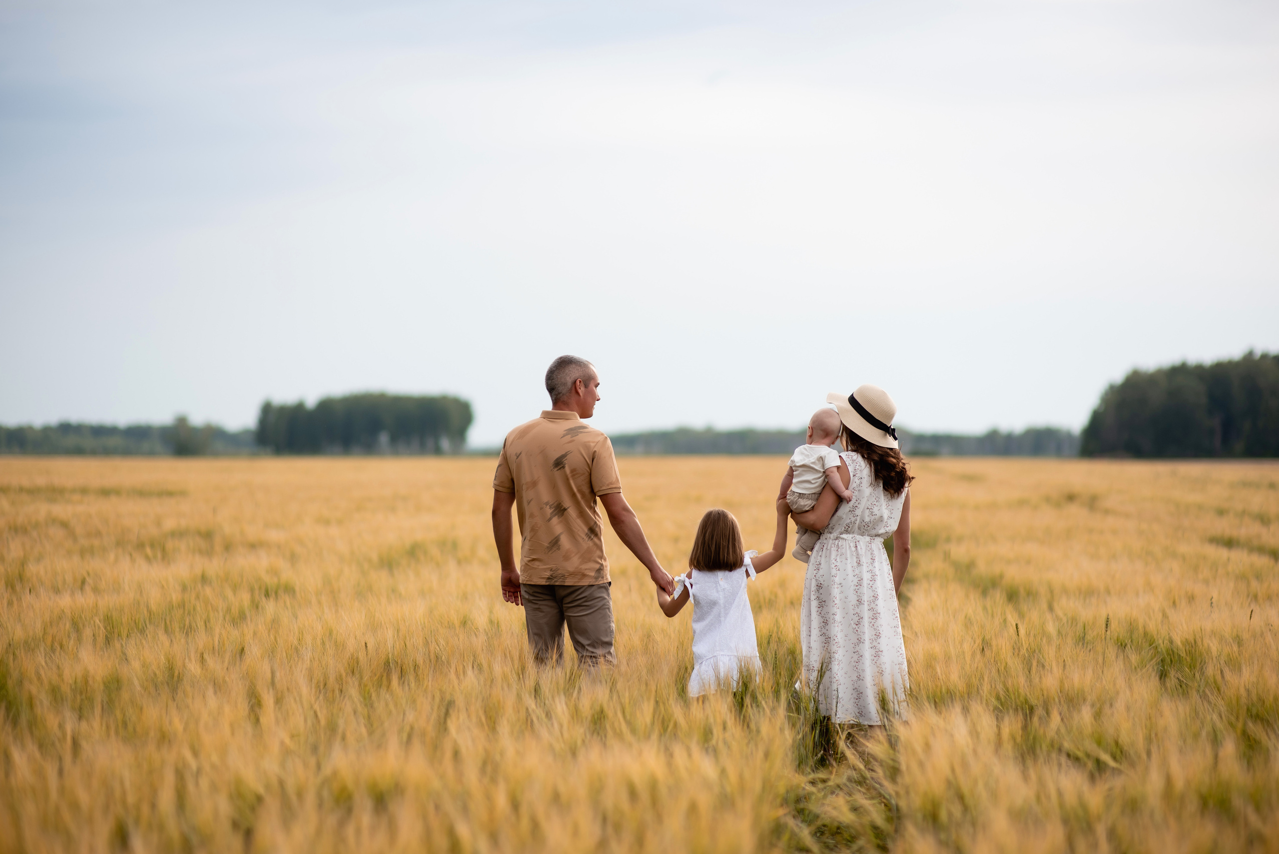 Семейная фотосессия в полях). Свадебный фотограф Тюмень Анастасия Битная