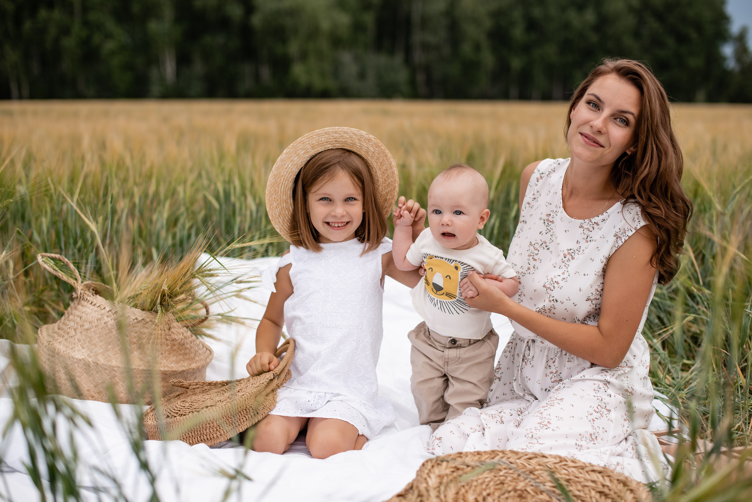 Семейная фотосессия в полях). Свадебный фотограф Тюмень Анастасия Битная