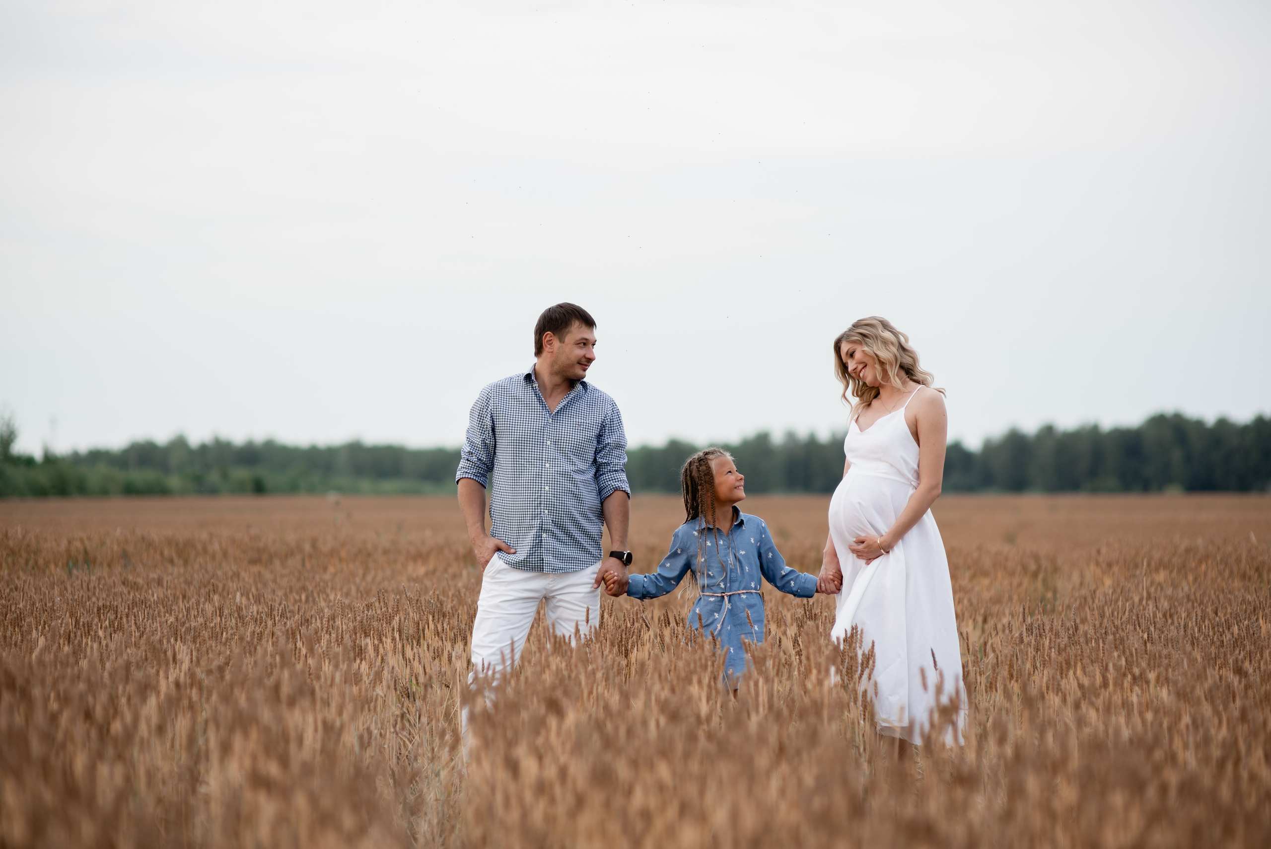 Анастасия со своей семьей в ожидании чуда. Свадебный фотограф Тюмень Анастасия Битная