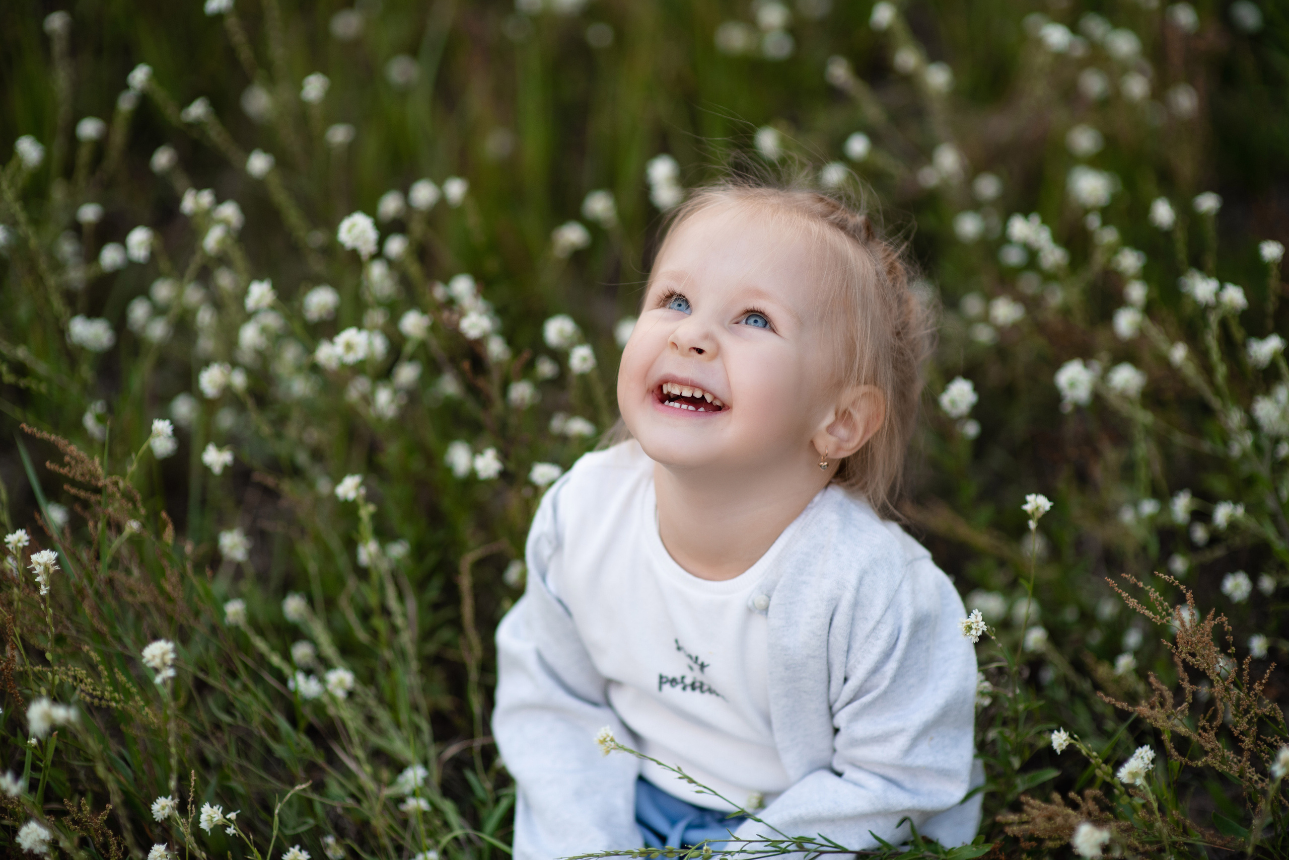 В ожидании, съемка в поле. Свадебный фотограф Тюмень Анастасия Битная