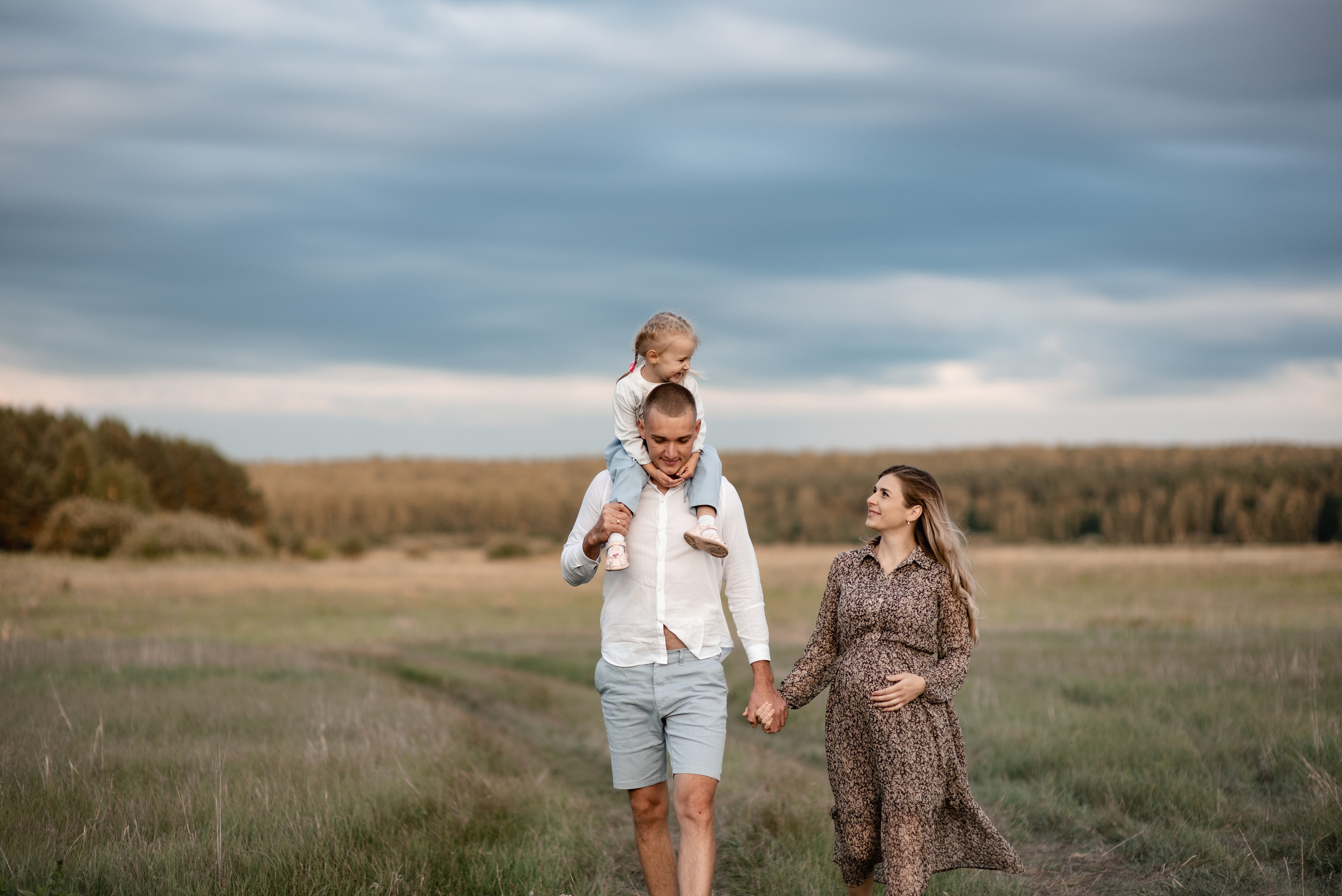 В ожидании, съемка в поле. Свадебный фотограф Тюмень Анастасия Битная