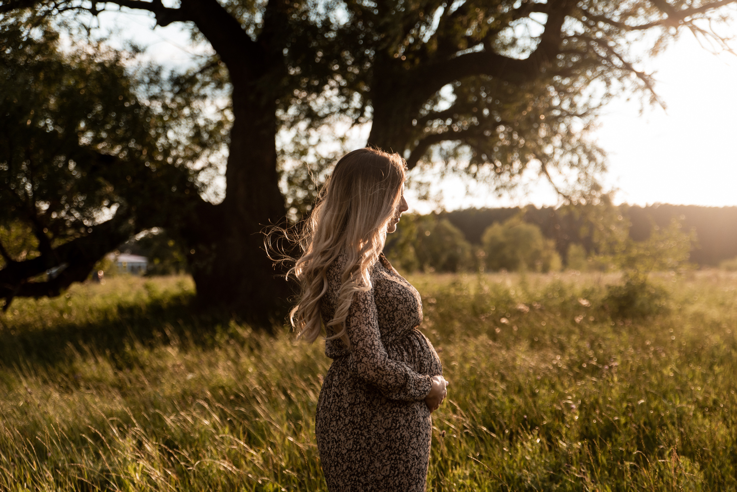 В ожидании, съемка в поле. Свадебный фотограф Тюмень Анастасия Битная