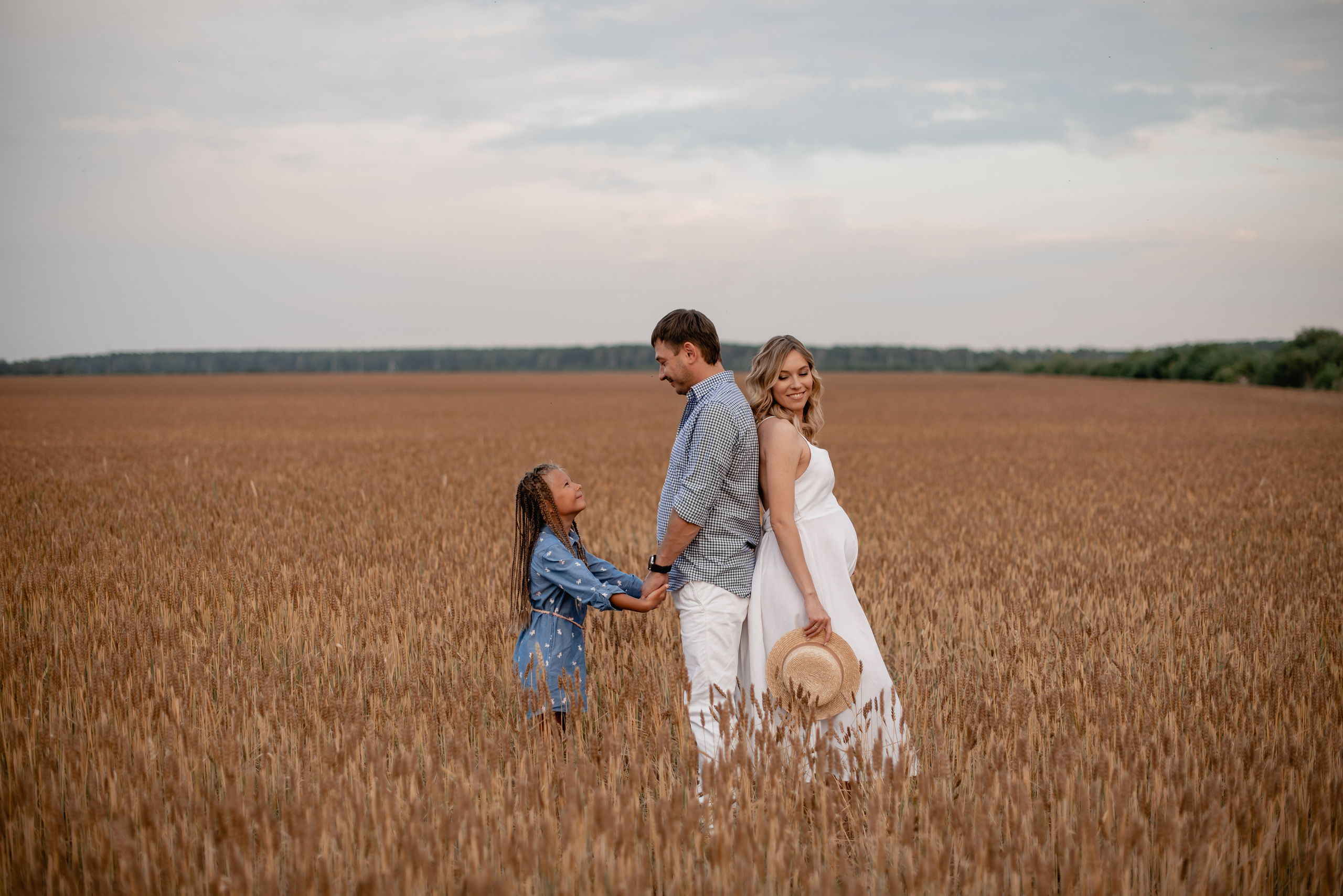 Анастасия со своей семьей в ожидании чуда. Свадебный фотограф Тюмень Анастасия Битная