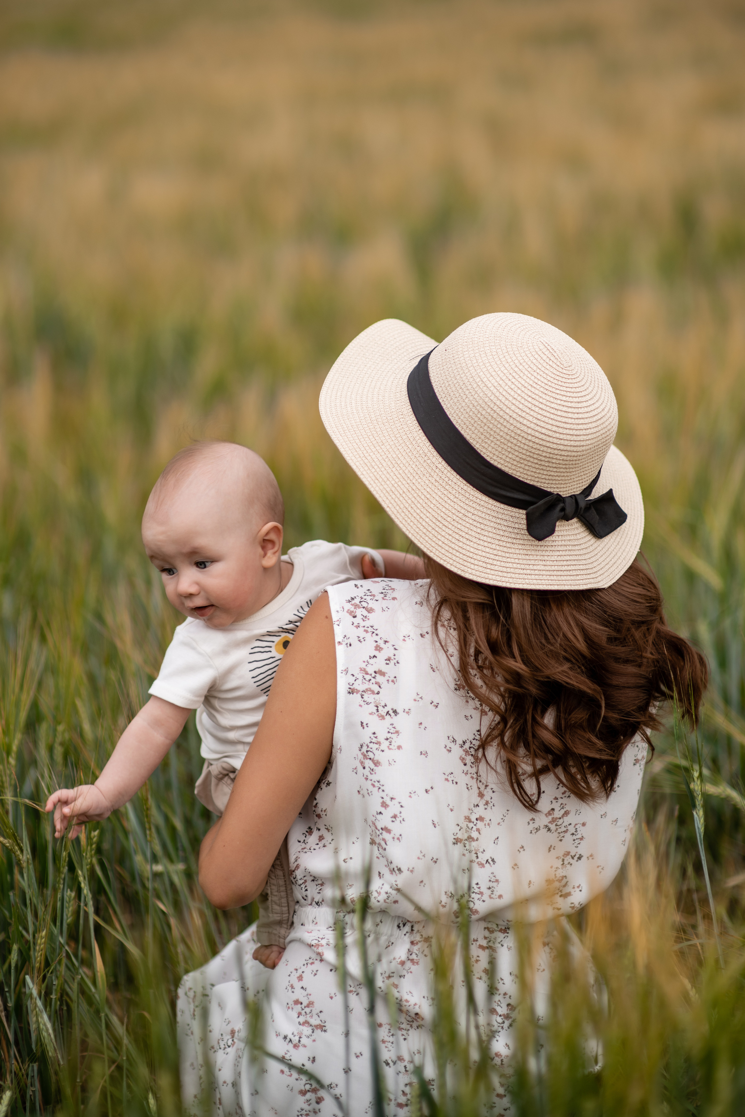 Семейная фотосессия в полях). Свадебный фотограф Тюмень Анастасия Битная