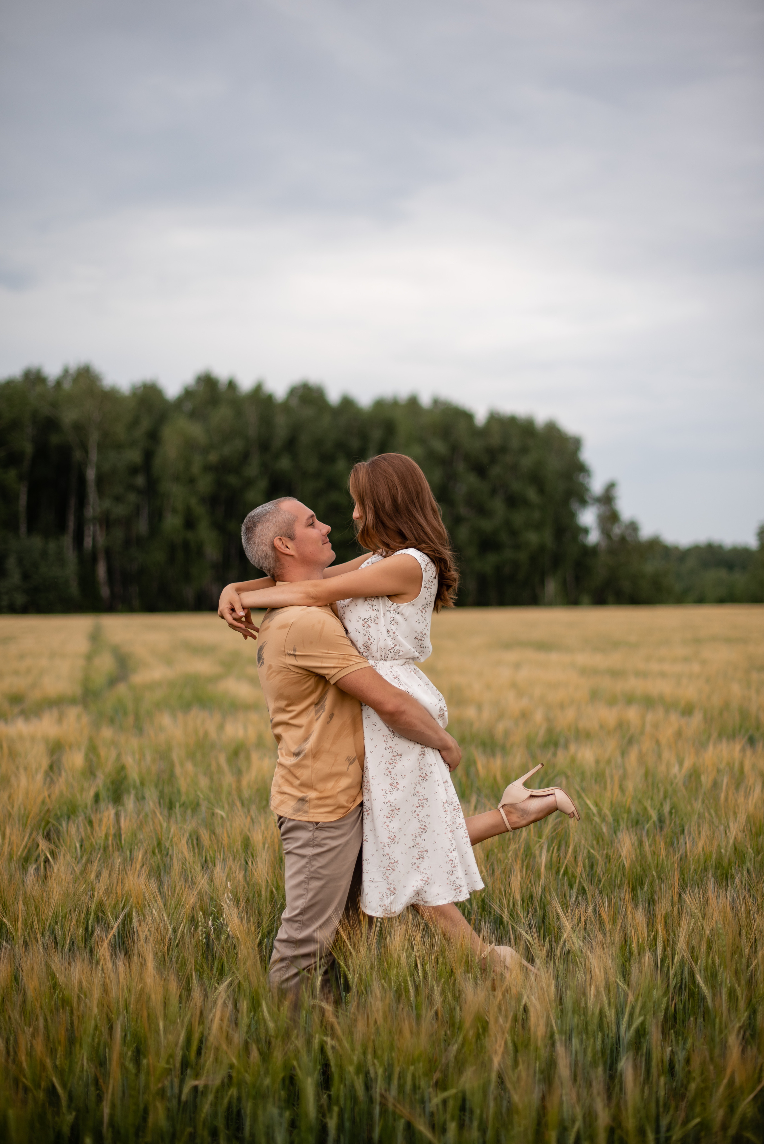 Семейная фотосессия в полях). Свадебный фотограф Тюмень Анастасия Битная