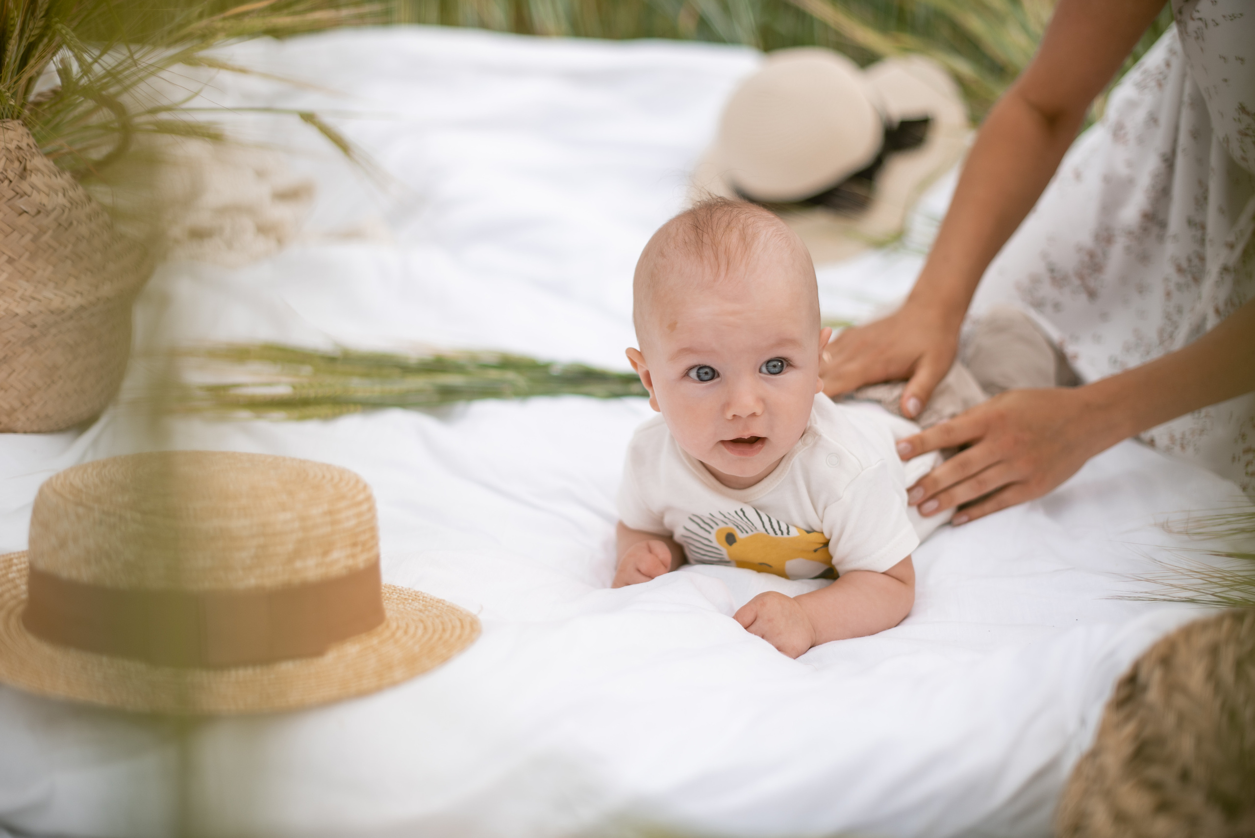 Семейная фотосессия в полях). Свадебный фотограф Тюмень Анастасия Битная