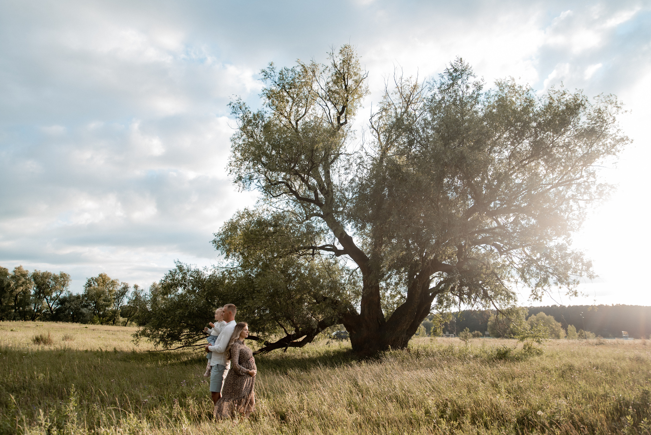 В ожидании, съемка в поле. Свадебный фотограф Тюмень Анастасия Битная