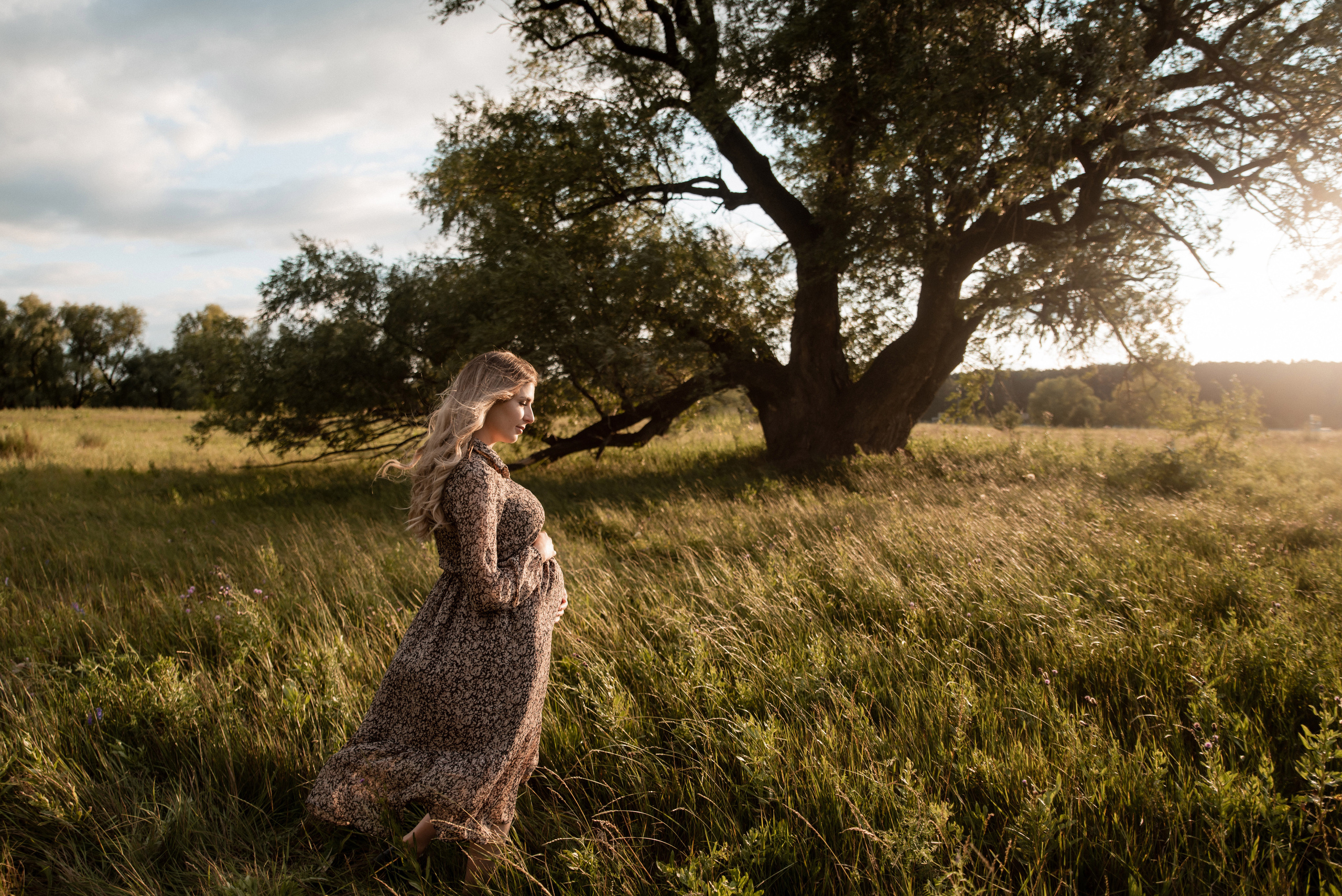 В ожидании, съемка в поле. Свадебный фотограф Тюмень Анастасия Битная