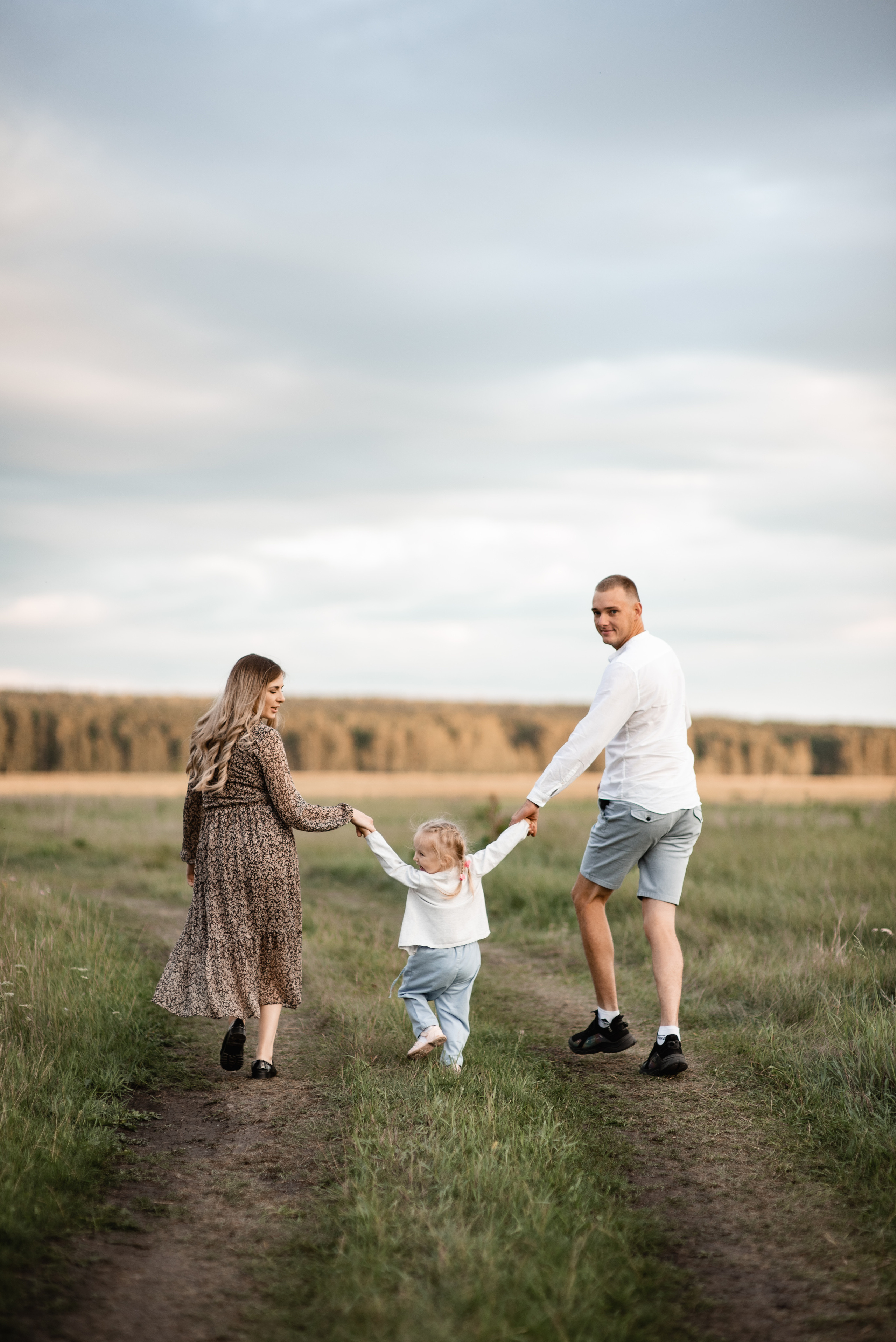 В ожидании, съемка в поле. Свадебный фотограф Тюмень Анастасия Битная
