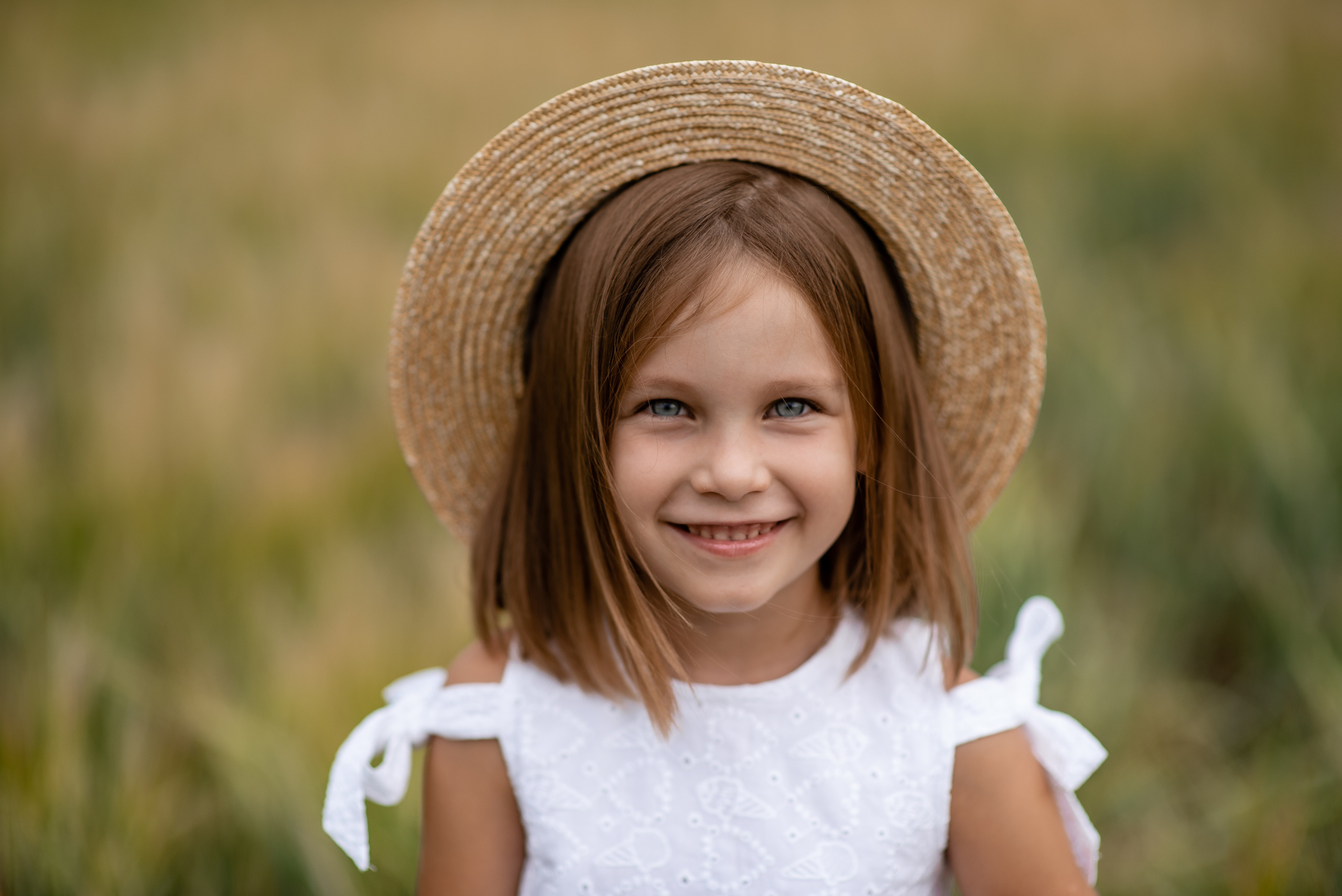 Семейная фотосессия в полях). Свадебный фотограф Тюмень Анастасия Битная
