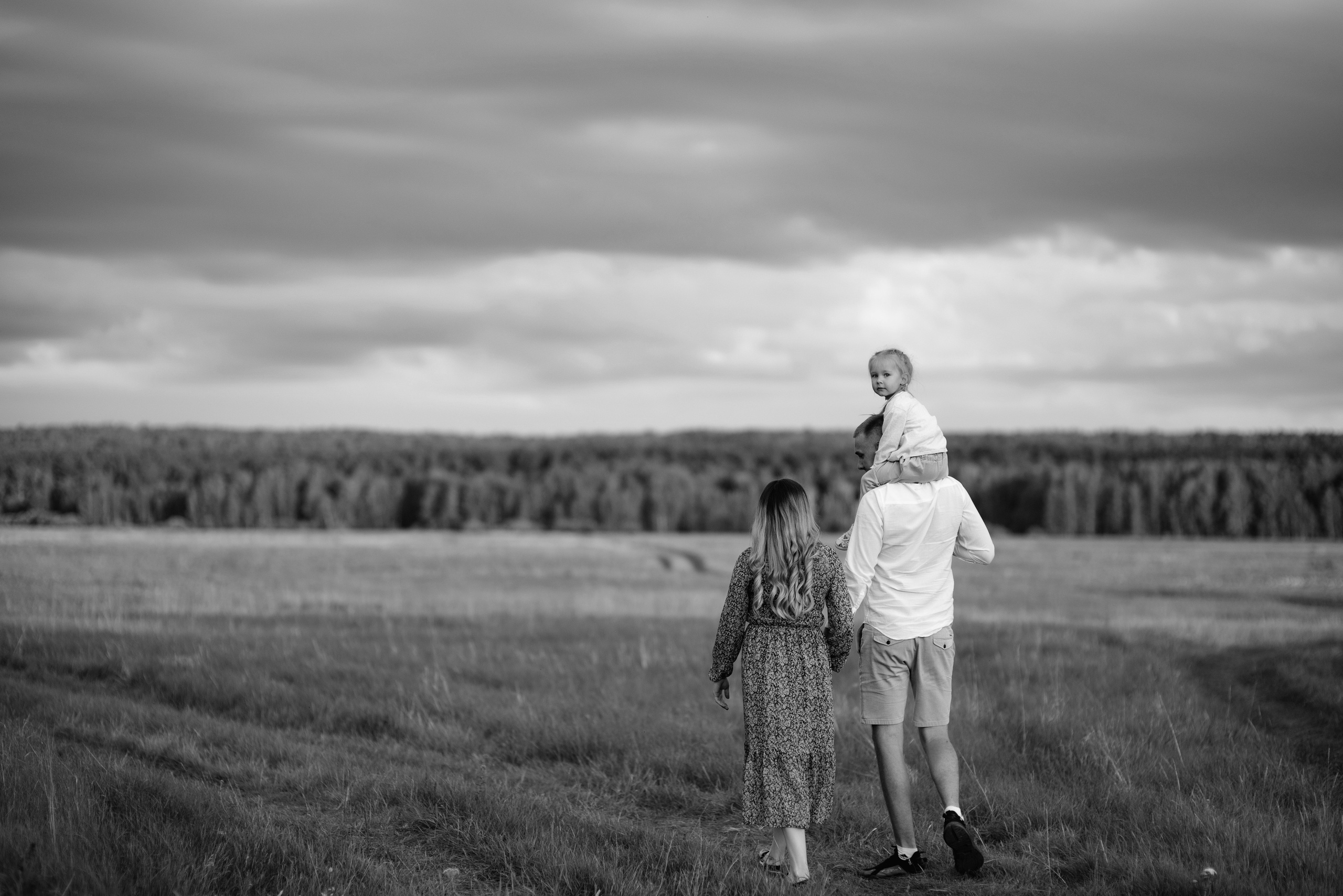 В ожидании, съемка в поле. Свадебный фотограф Тюмень Анастасия Битная
