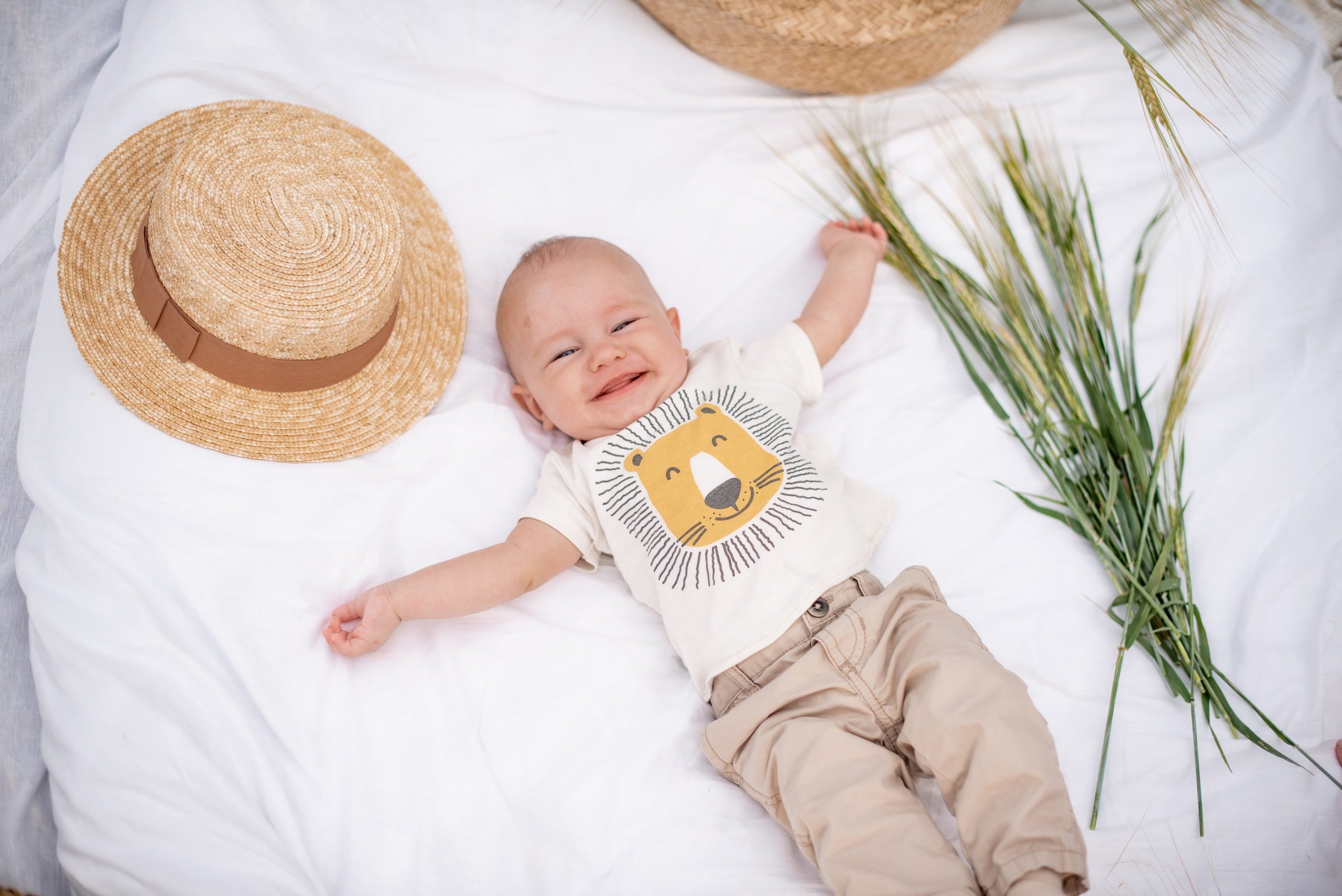 Семейная фотосессия в полях). Свадебный фотограф Тюмень Анастасия Битная