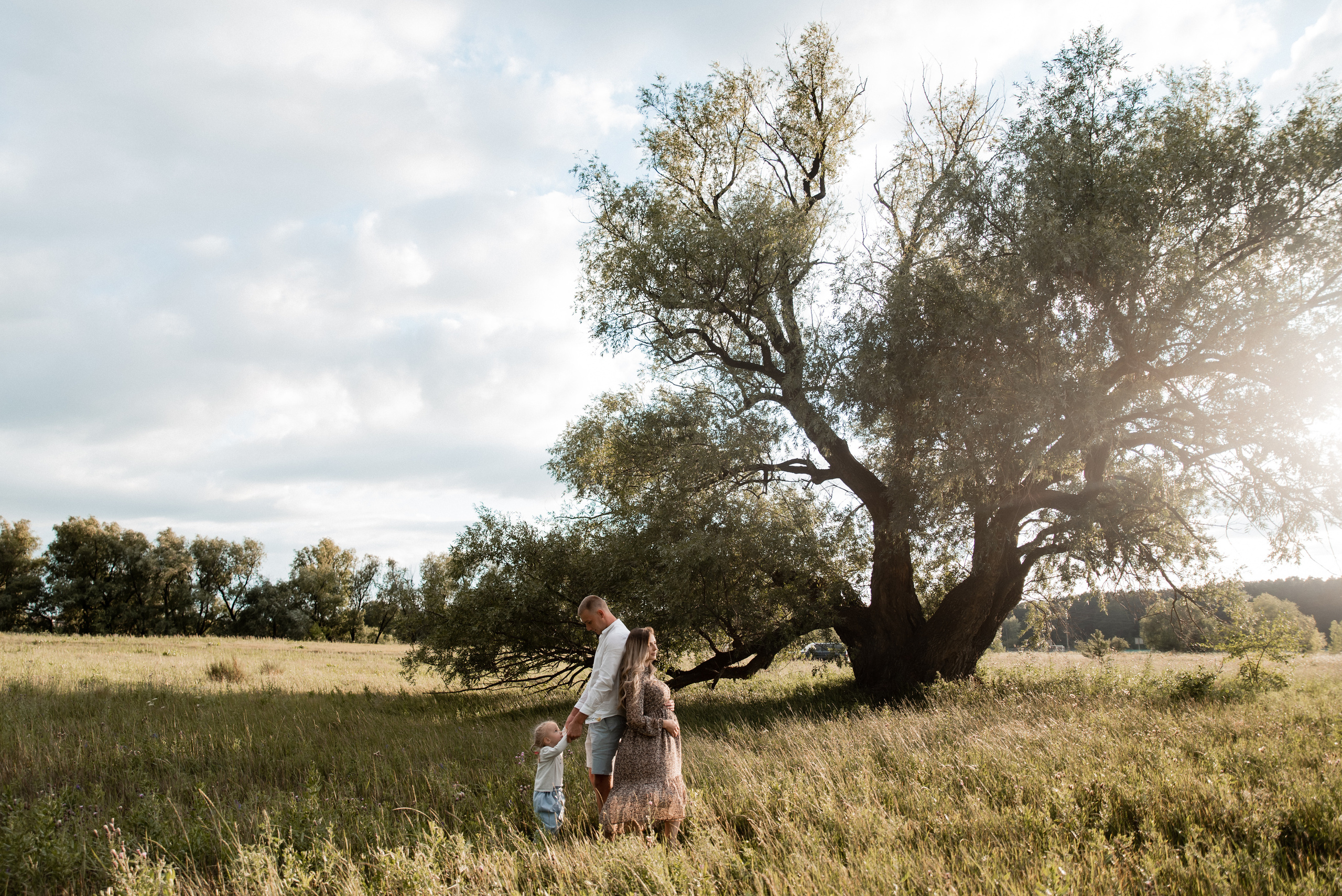 В ожидании, съемка в поле. Свадебный фотограф Тюмень Анастасия Битная