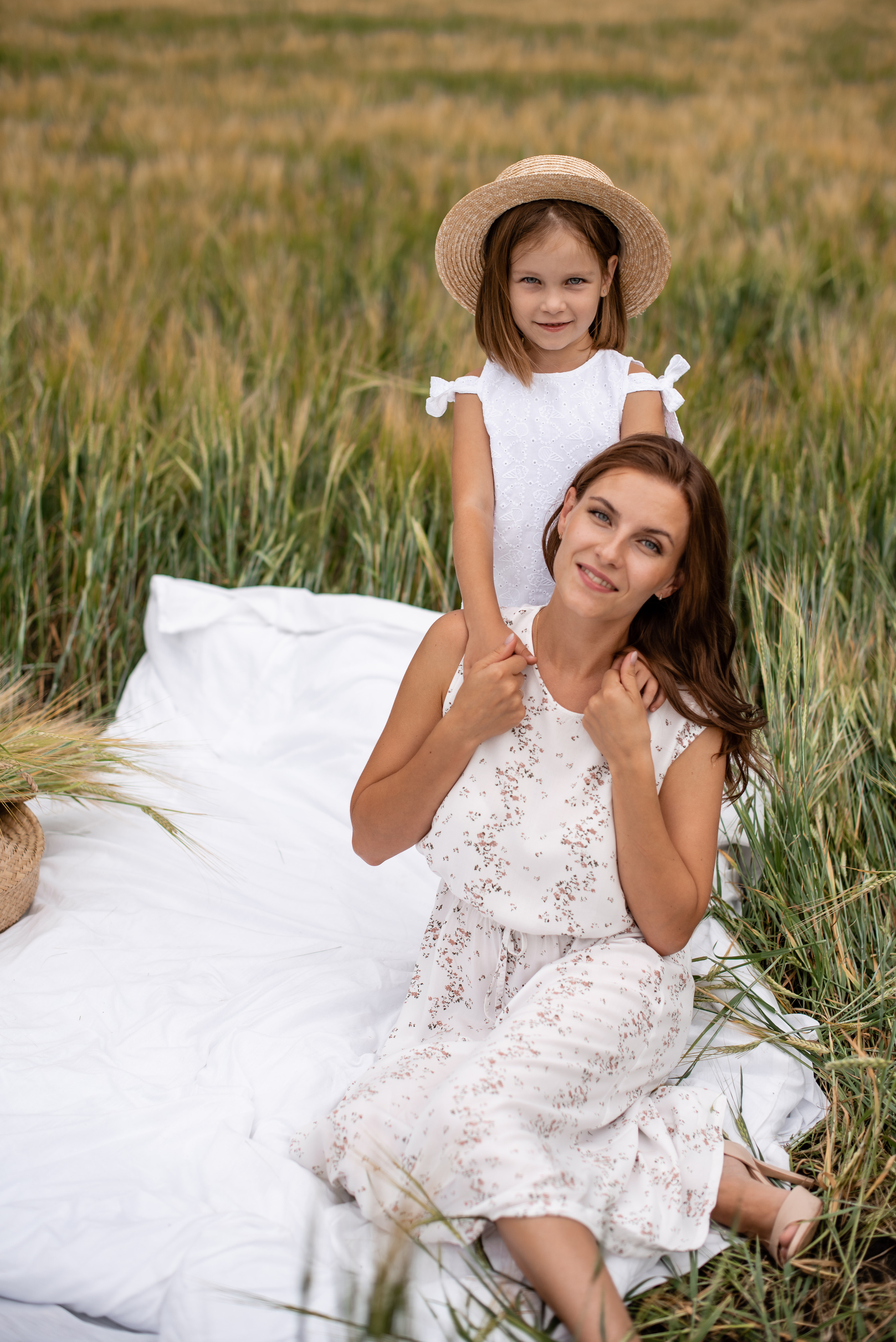 Семейная фотосессия в полях). Свадебный фотограф Тюмень Анастасия Битная