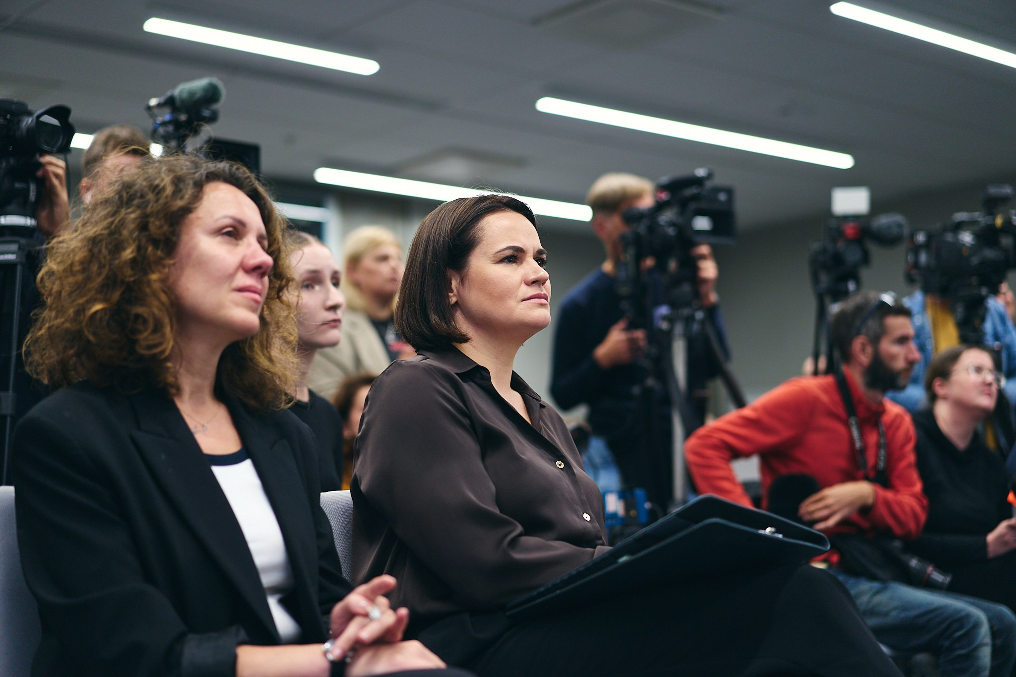 Press conference with Sviatlana Tsikhanouskaya and released political prisoners. Photographer in Vilnius